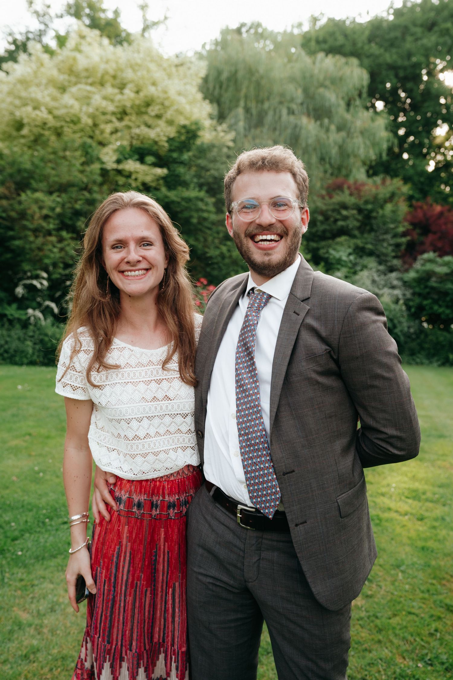 Invités souriants dans le jardin