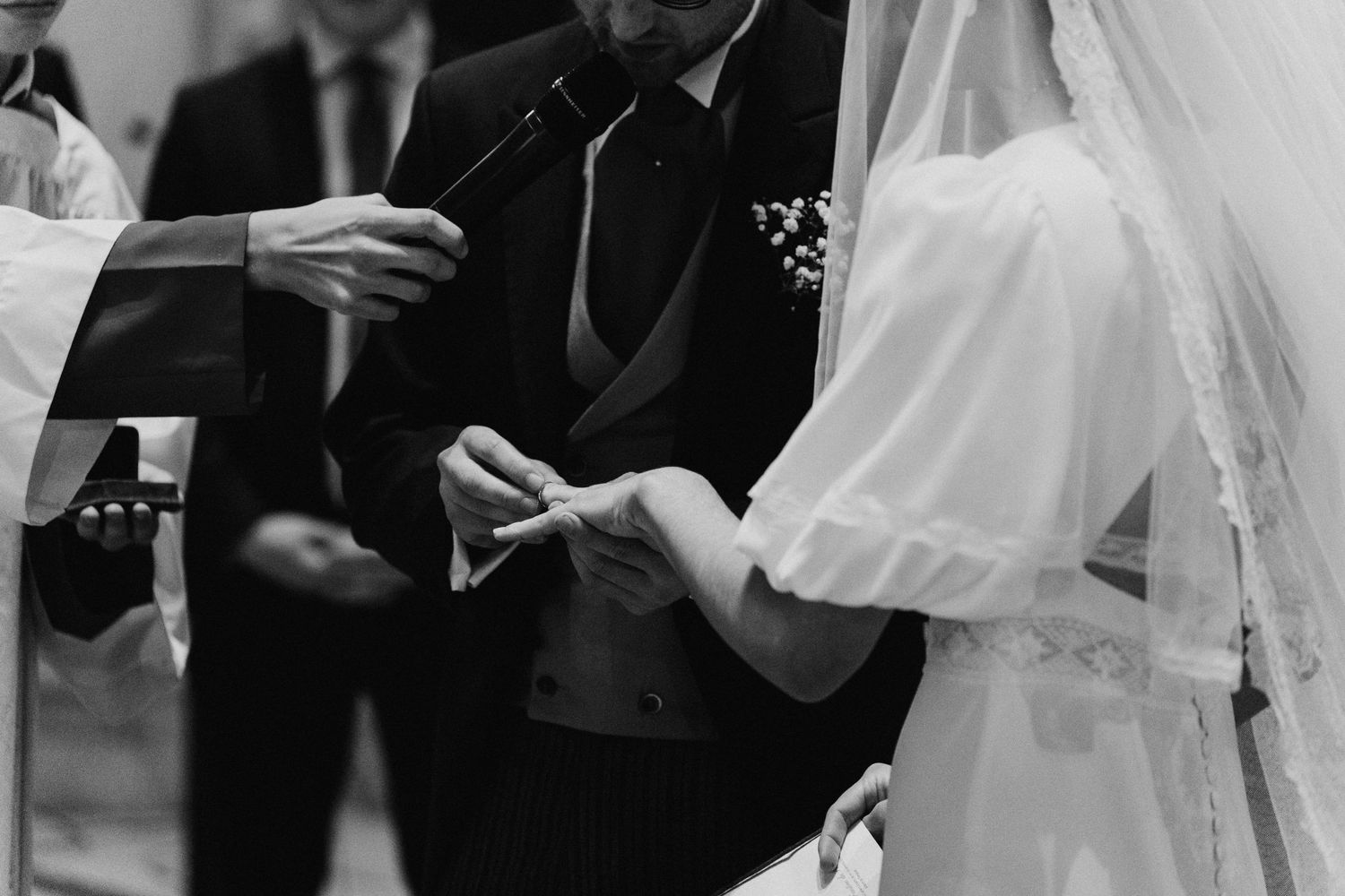 Échange des alliances pendant la cérémonie religieuse, photo en noir et blanc