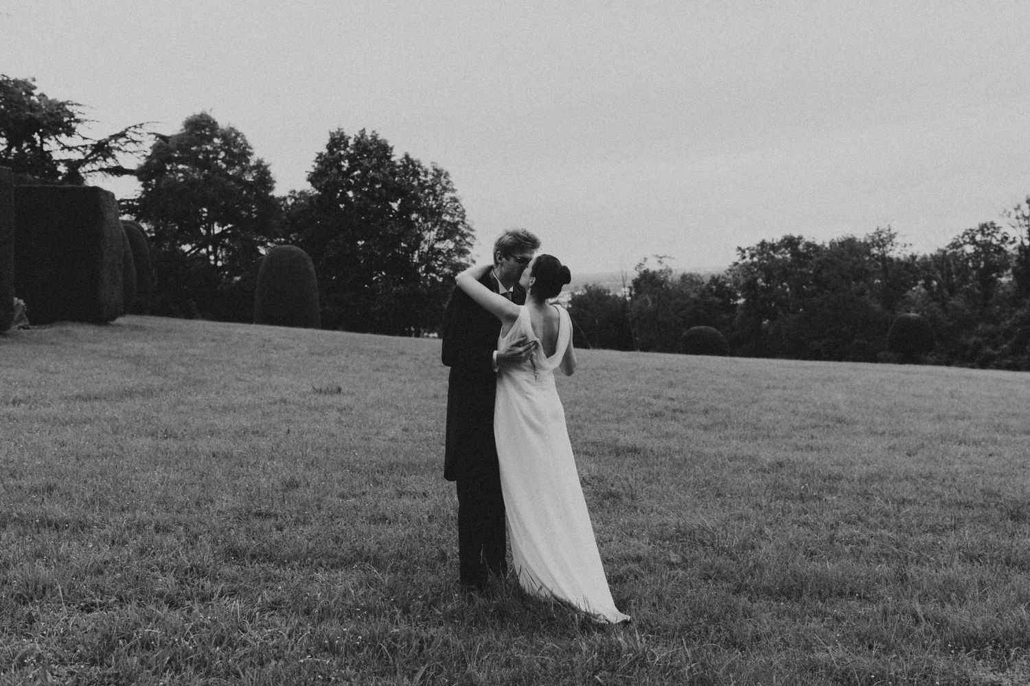 Robe de mariée et voile suspendus devant une bibliothèque, préparatifs de la mariée