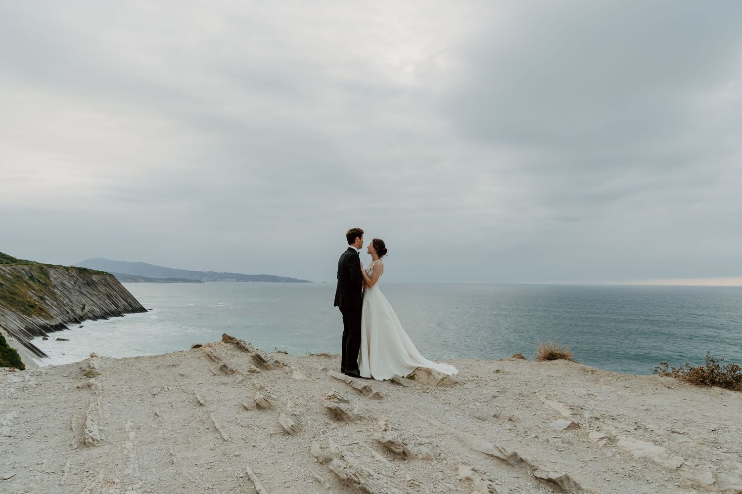 Mariés face à la mer sur une falaise Pays Basque Ciboure Saint Jean de Luz