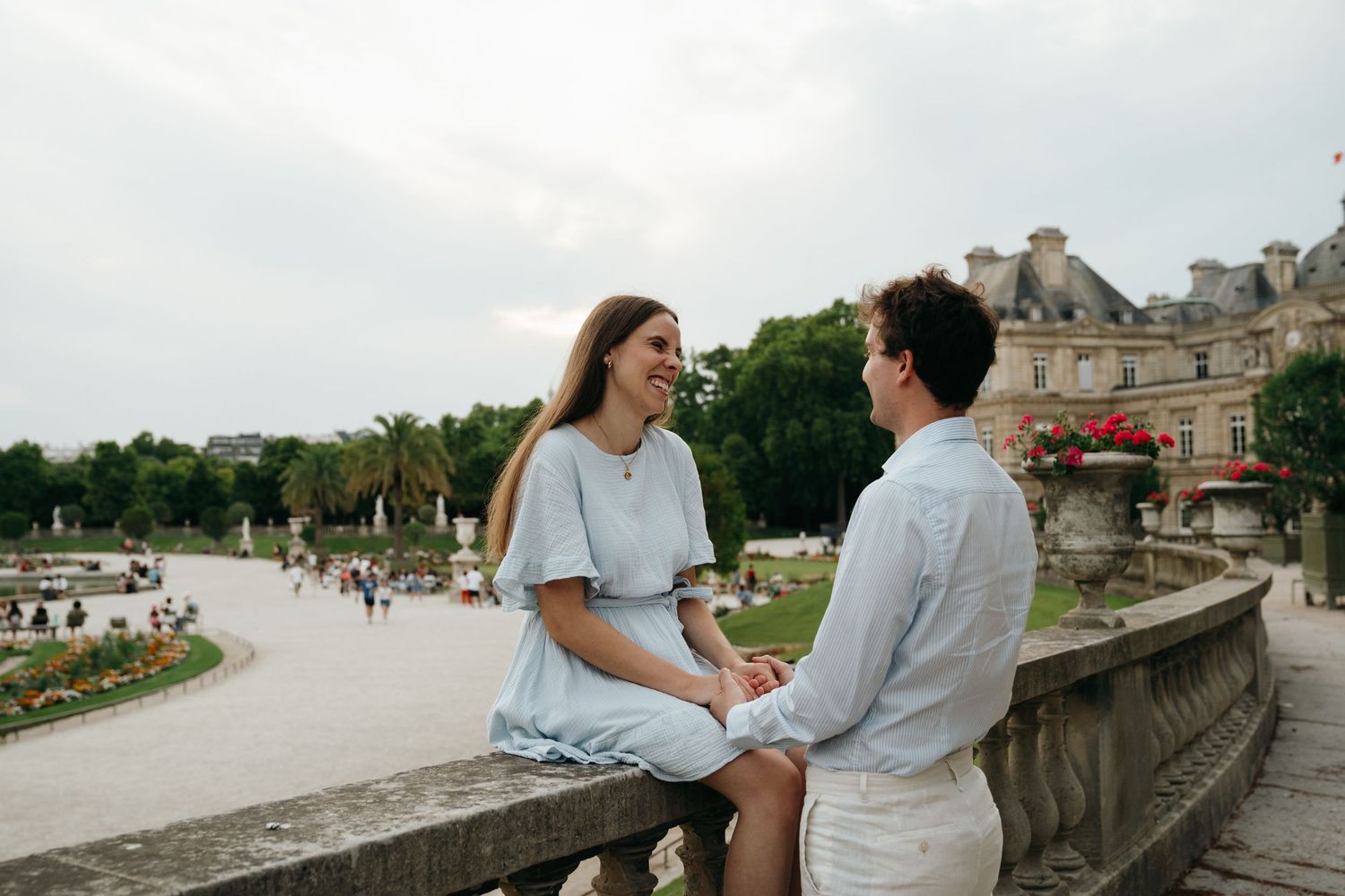 Couple assis sur une balustrade, jardin du Luxembourg à Paris