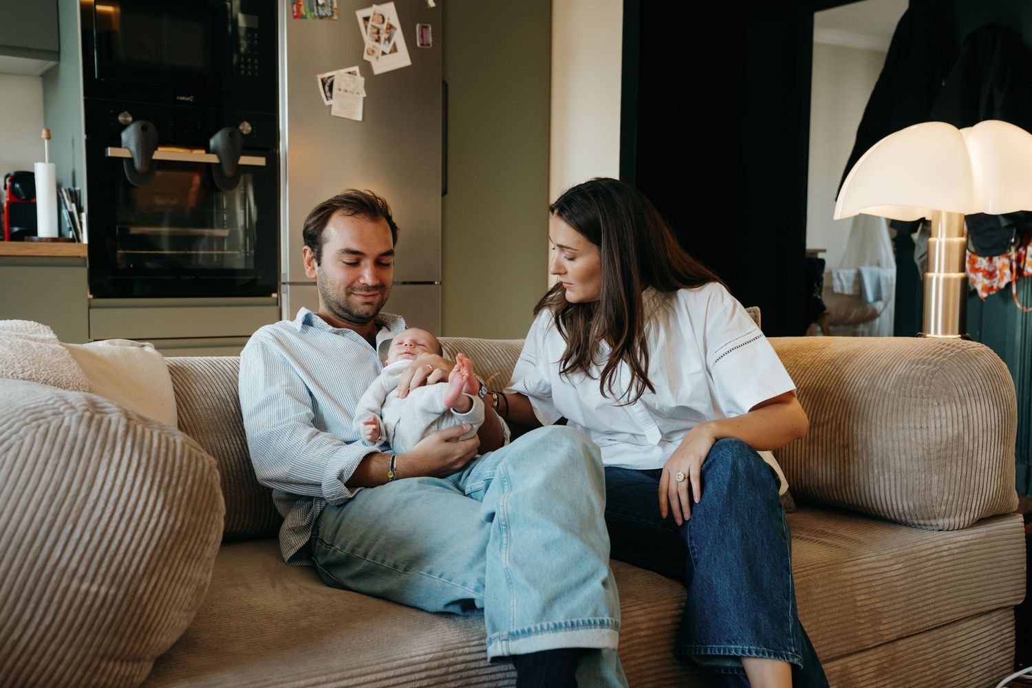 Parents sur un canapé avec leur nouveau-né