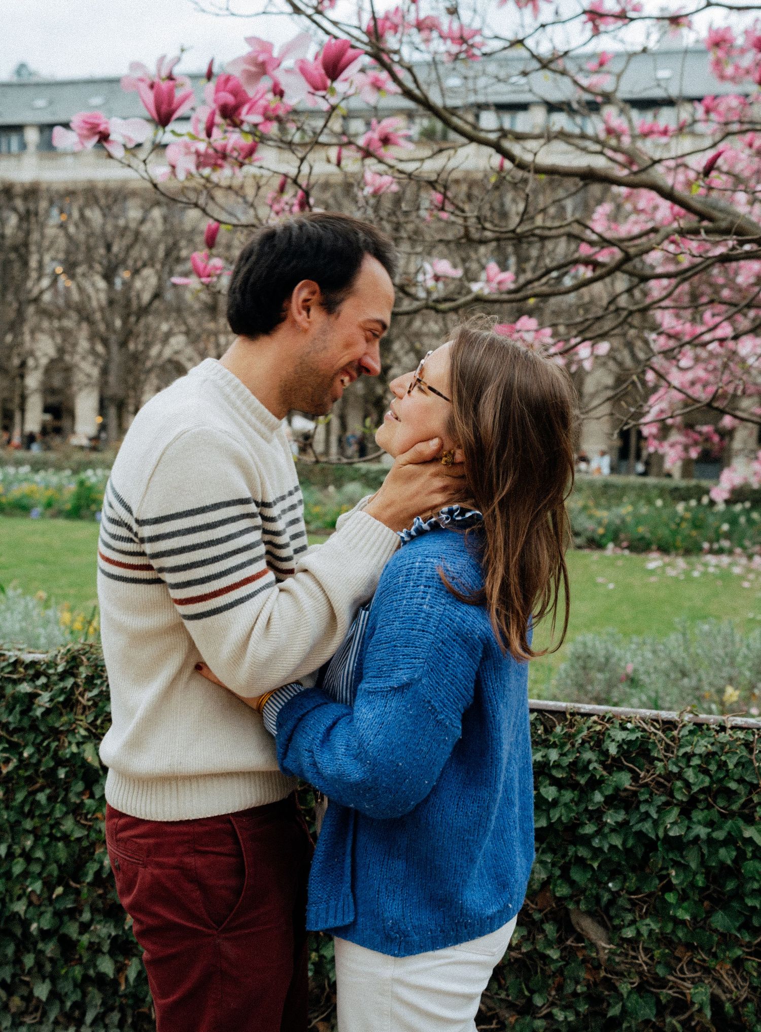 Couple s'enlaçant dans une rue, décor urbain jardin du Palais Royal