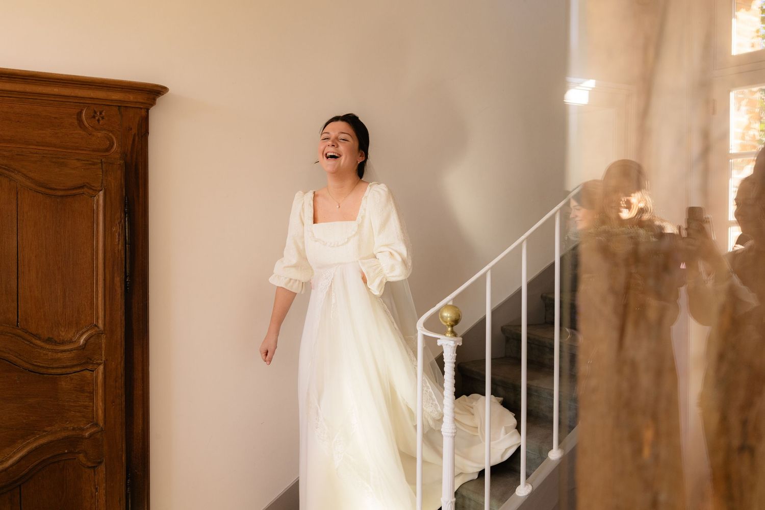 Mariée riant dans un escalier, intérieur ancien