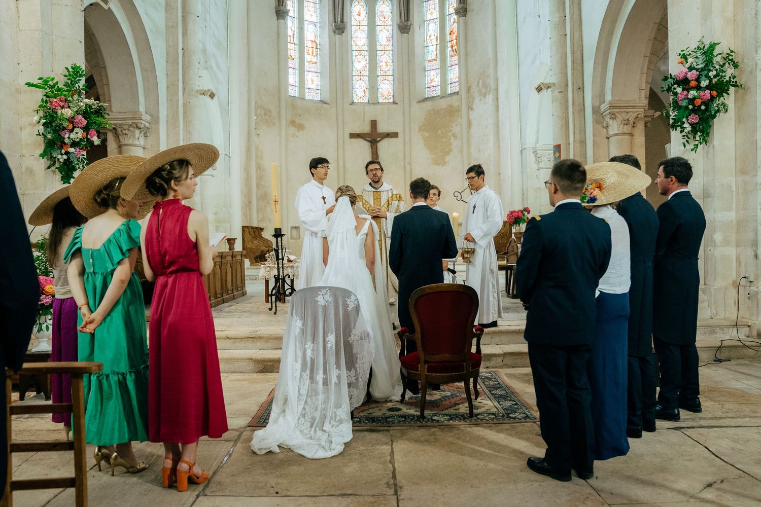 Cérémonie religieuse, invités et mariés dans une église Messe avec leurs témoins