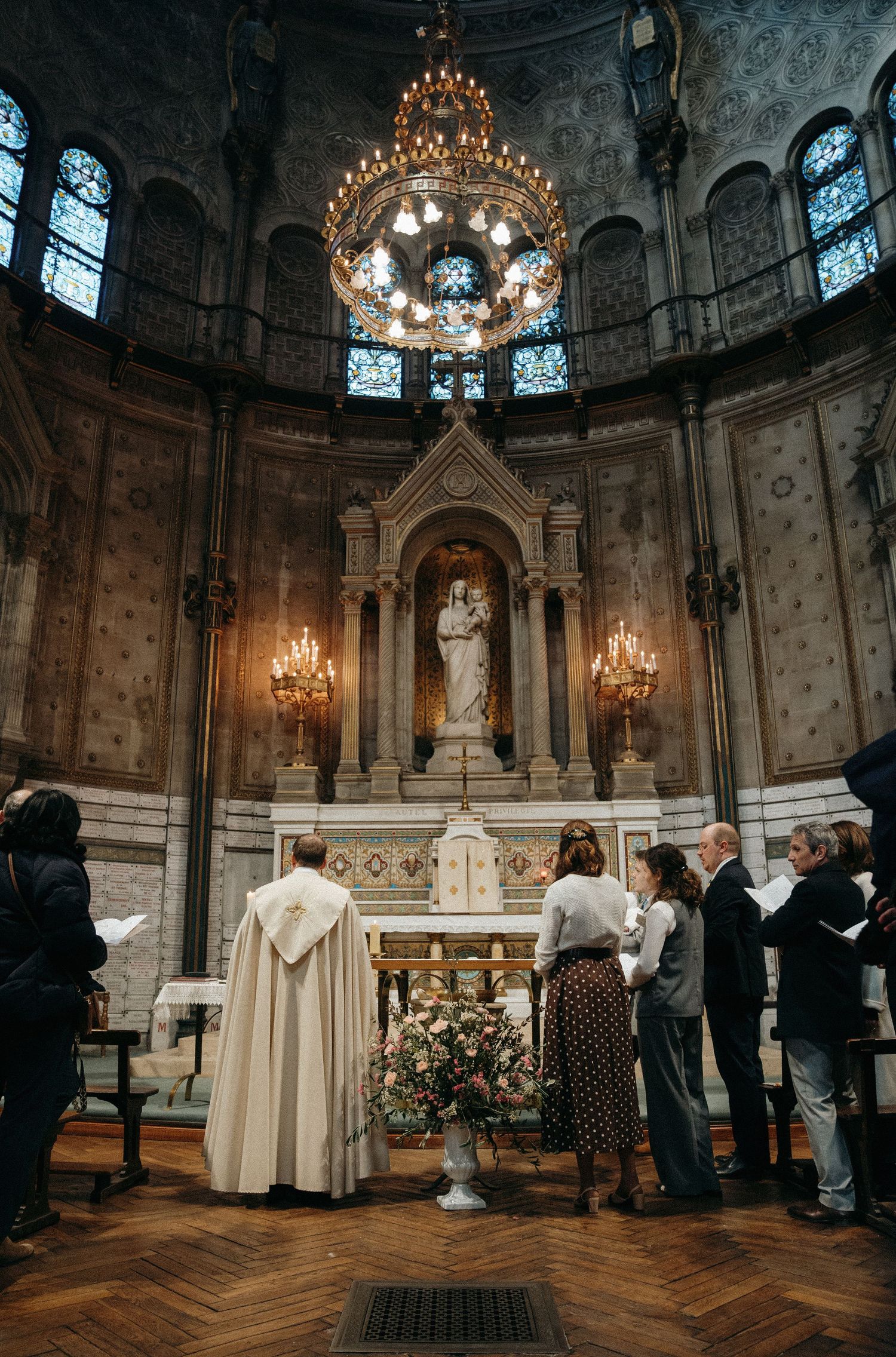 Intérieur d'église pendant un baptême