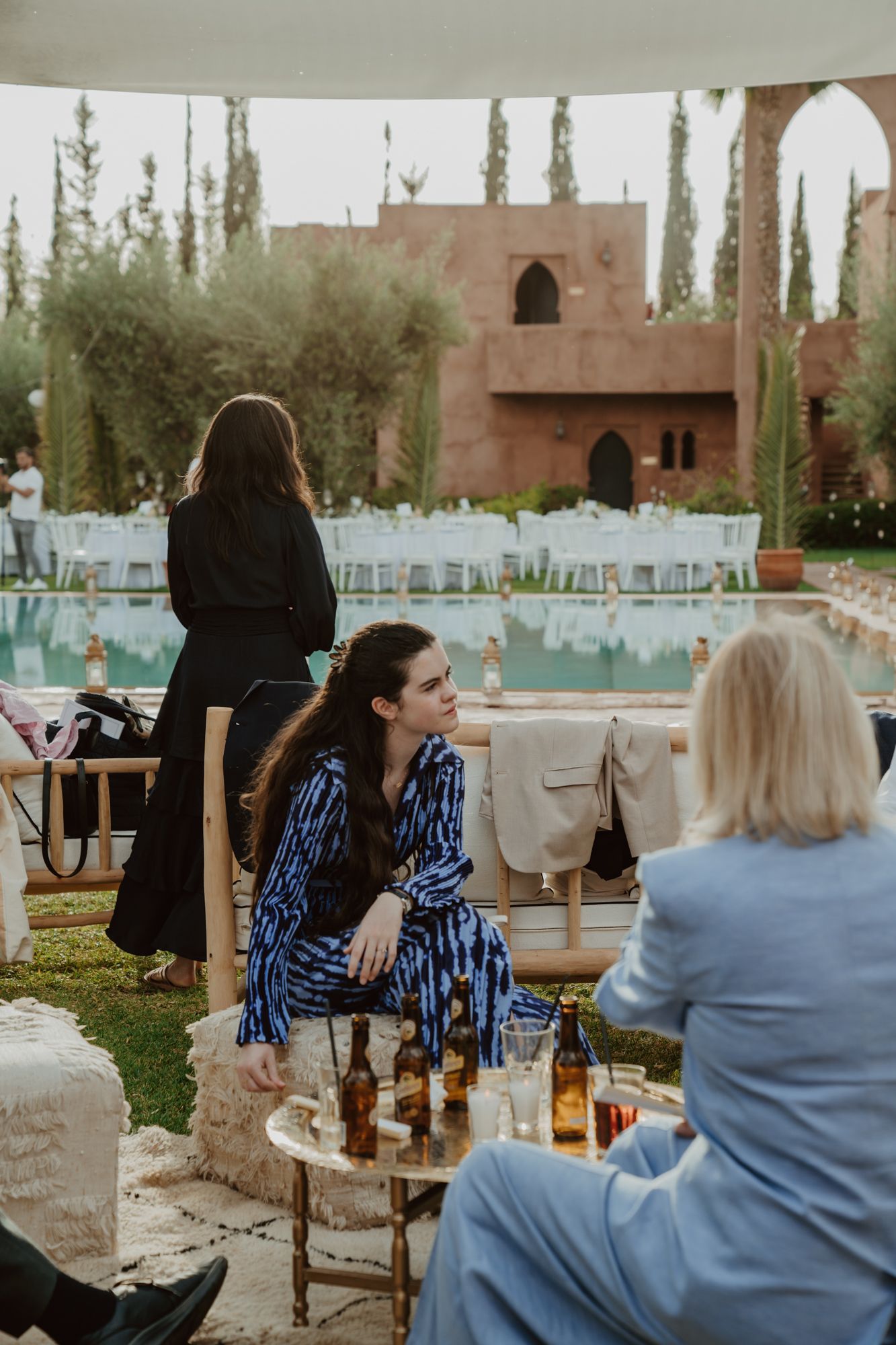Invités installés au bord de la piscine, mariage au Maroc