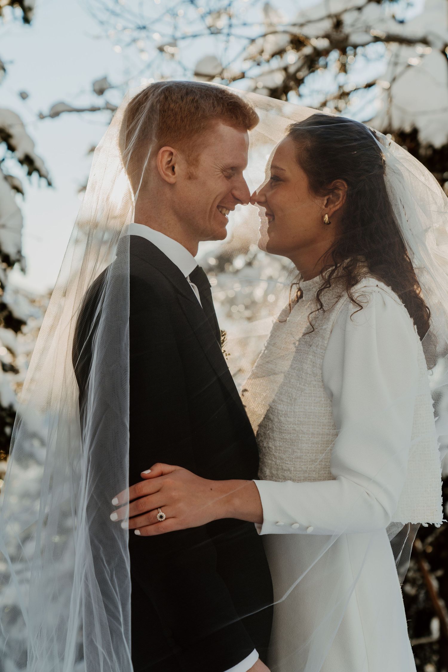Mariés de profil sous le voile de la mariée mariage d'hiver