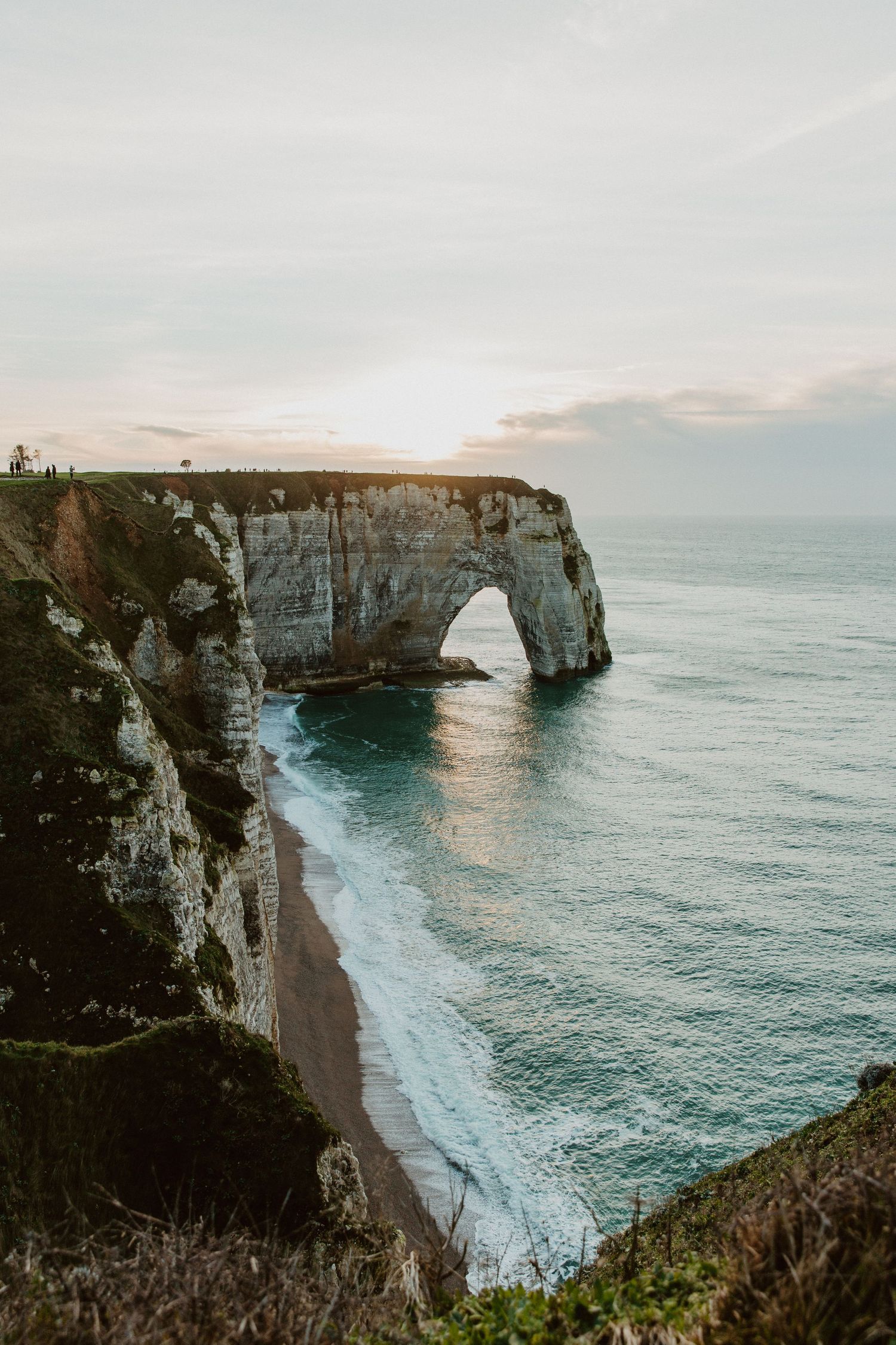 Vue sur une arche naturelle en bord de mer Etretat Normandie