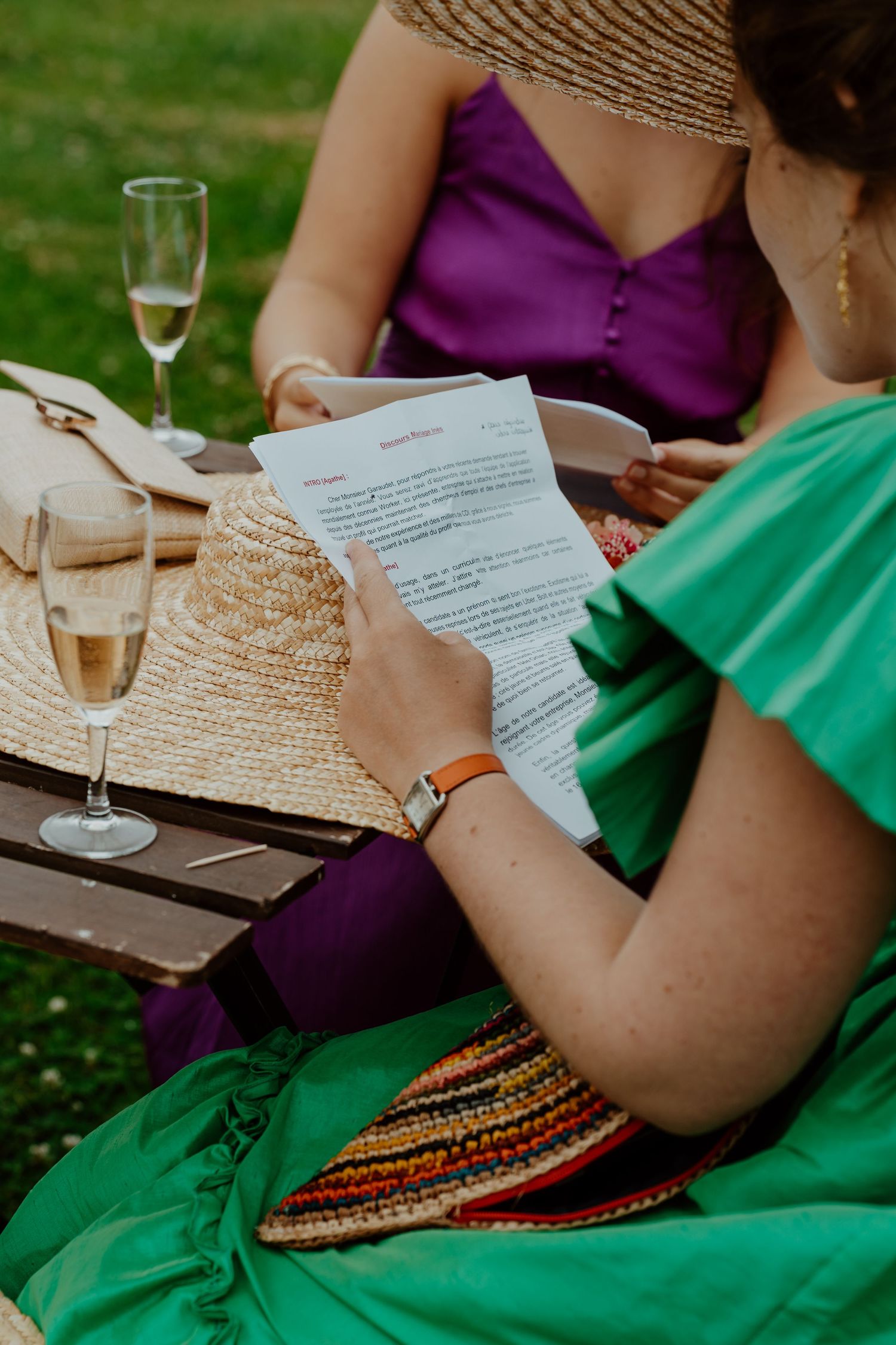 Invitée en robe colorée avec une coupe de champagne