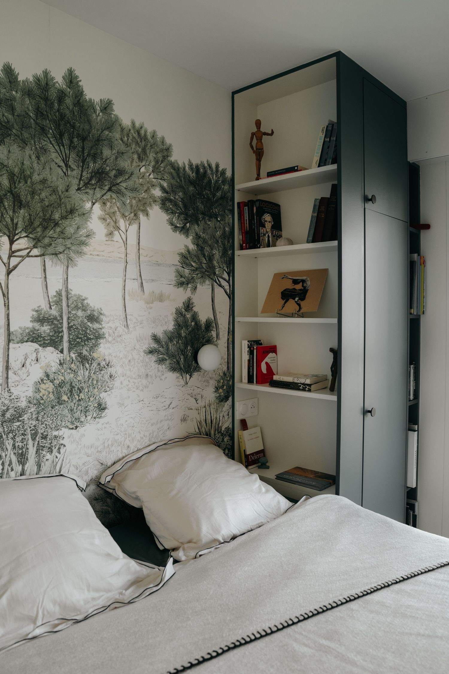 Chambre avec papier peint illustré