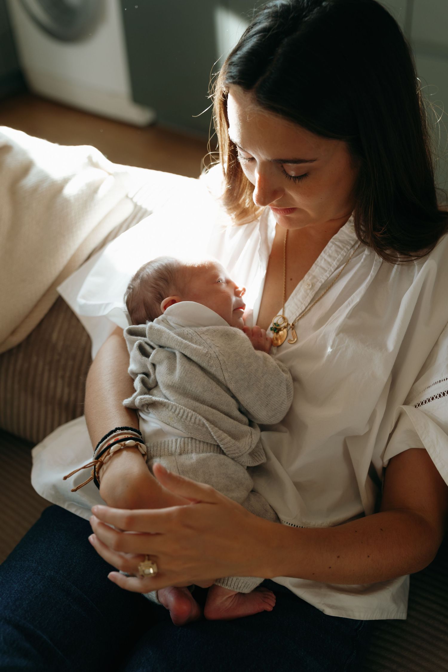 Mère tenant tendrement son nouveau-né