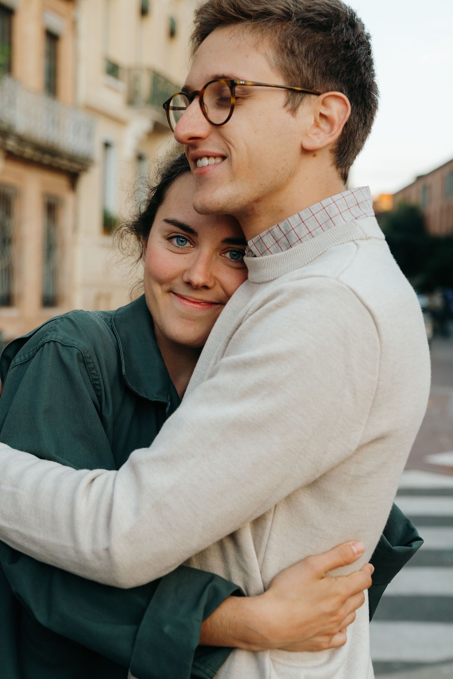 Couple enlacé dans une rue