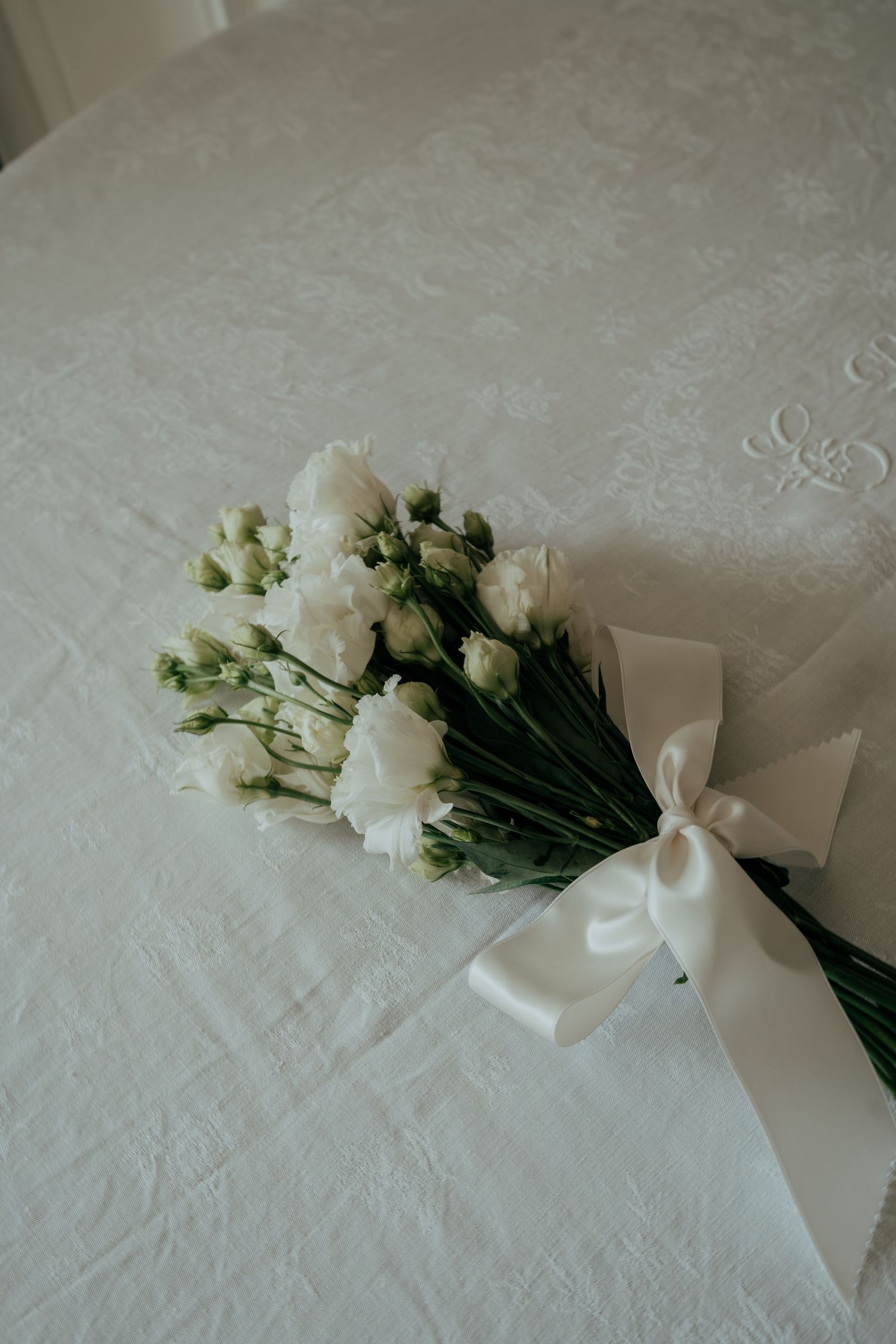 Bouquet de mariée posé sur une dentelle