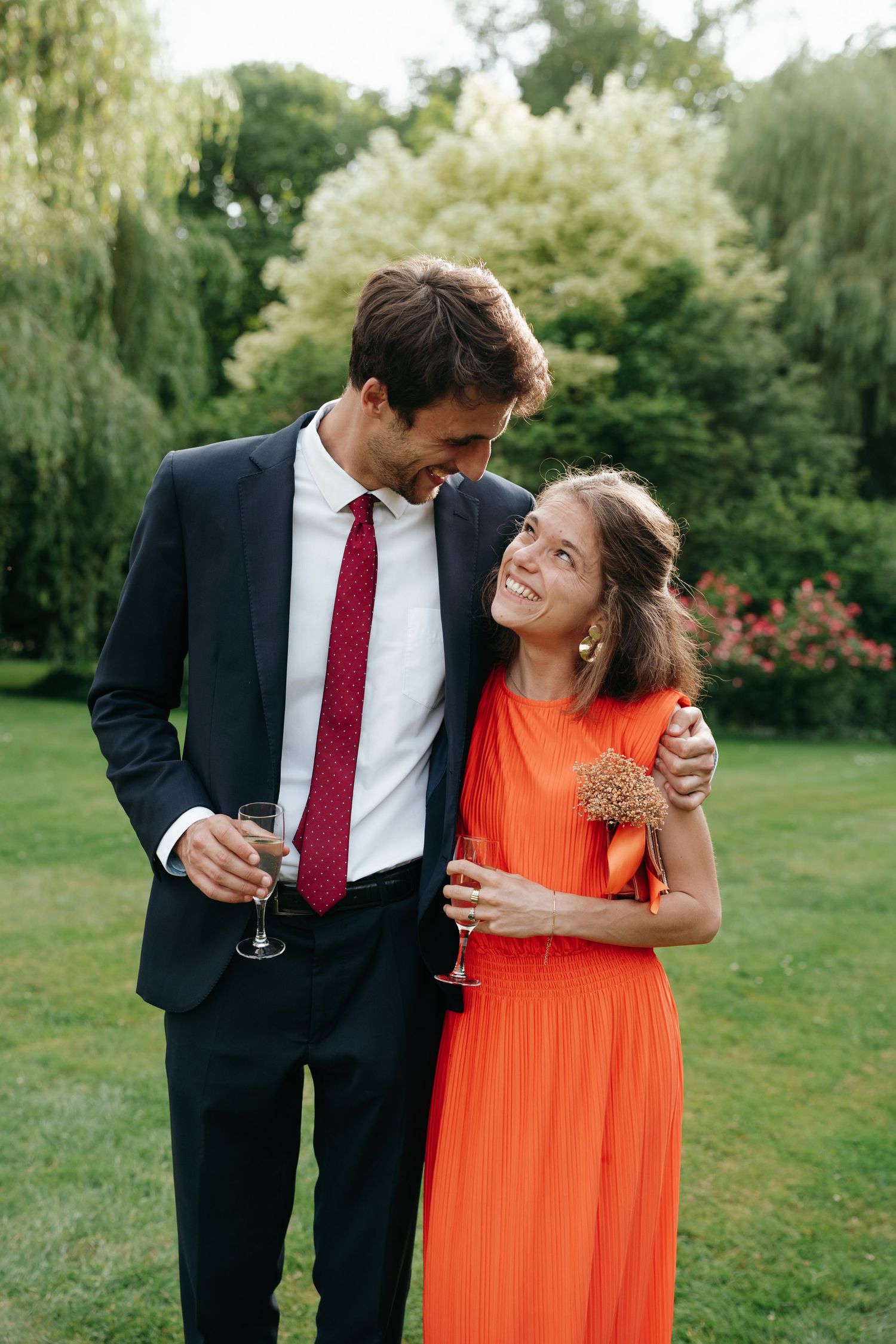 Invités portant un toast dans le jardin