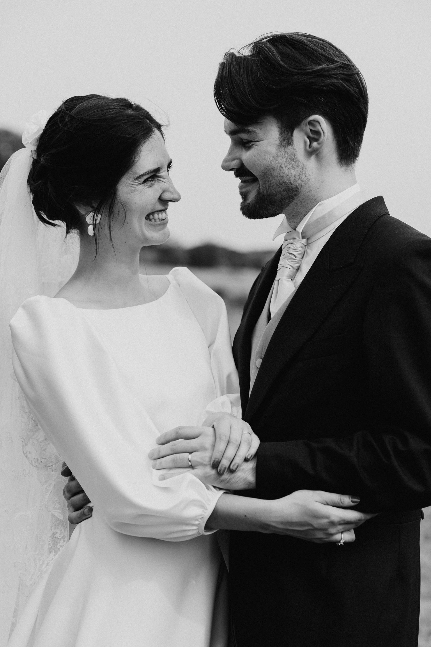 Mariés souriants, portrait noir et blanc