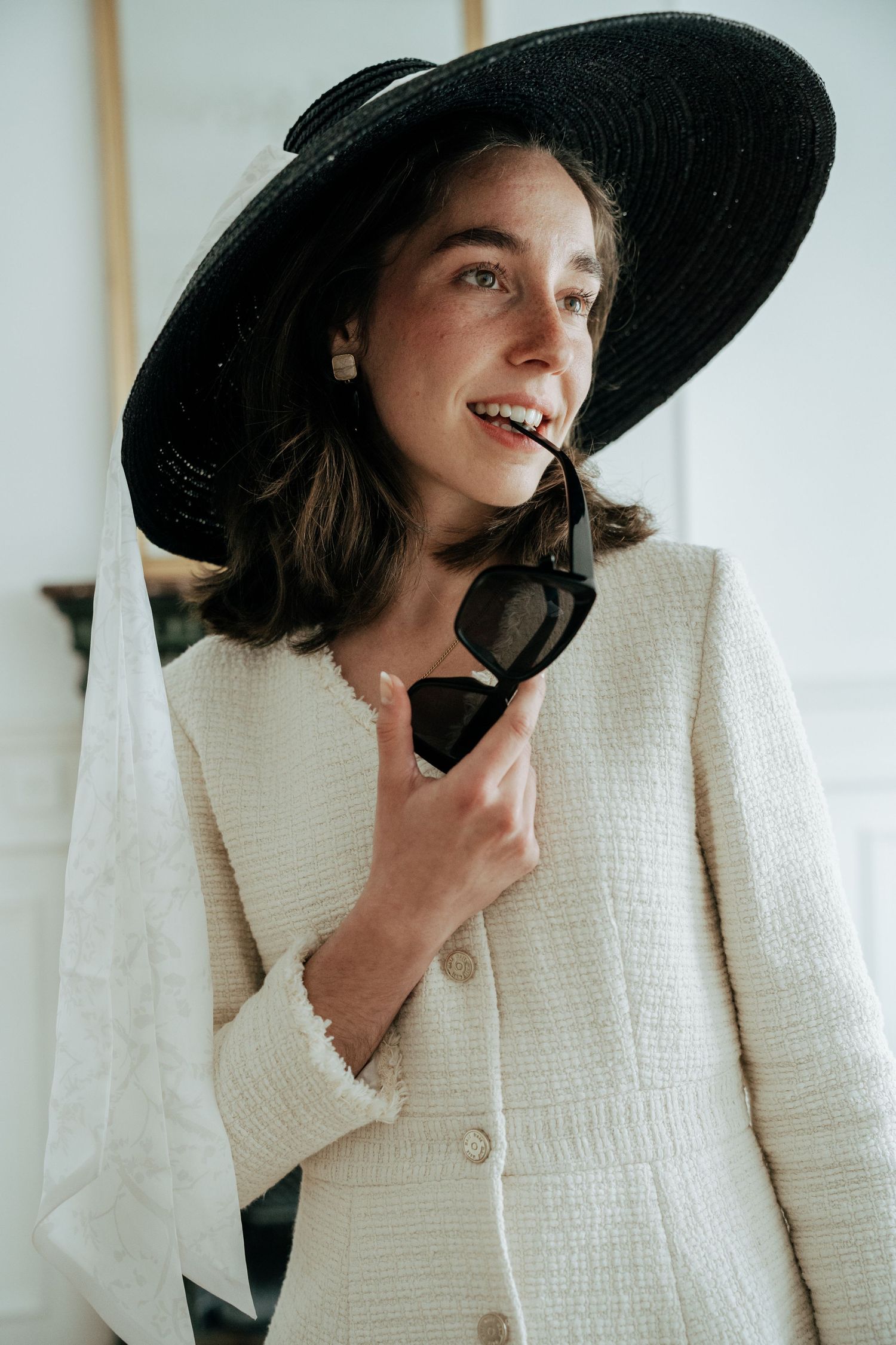 Portrait de femme au large chapeau