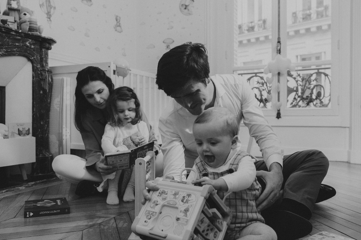 Famille jouant avec ses enfants, noir et blanc