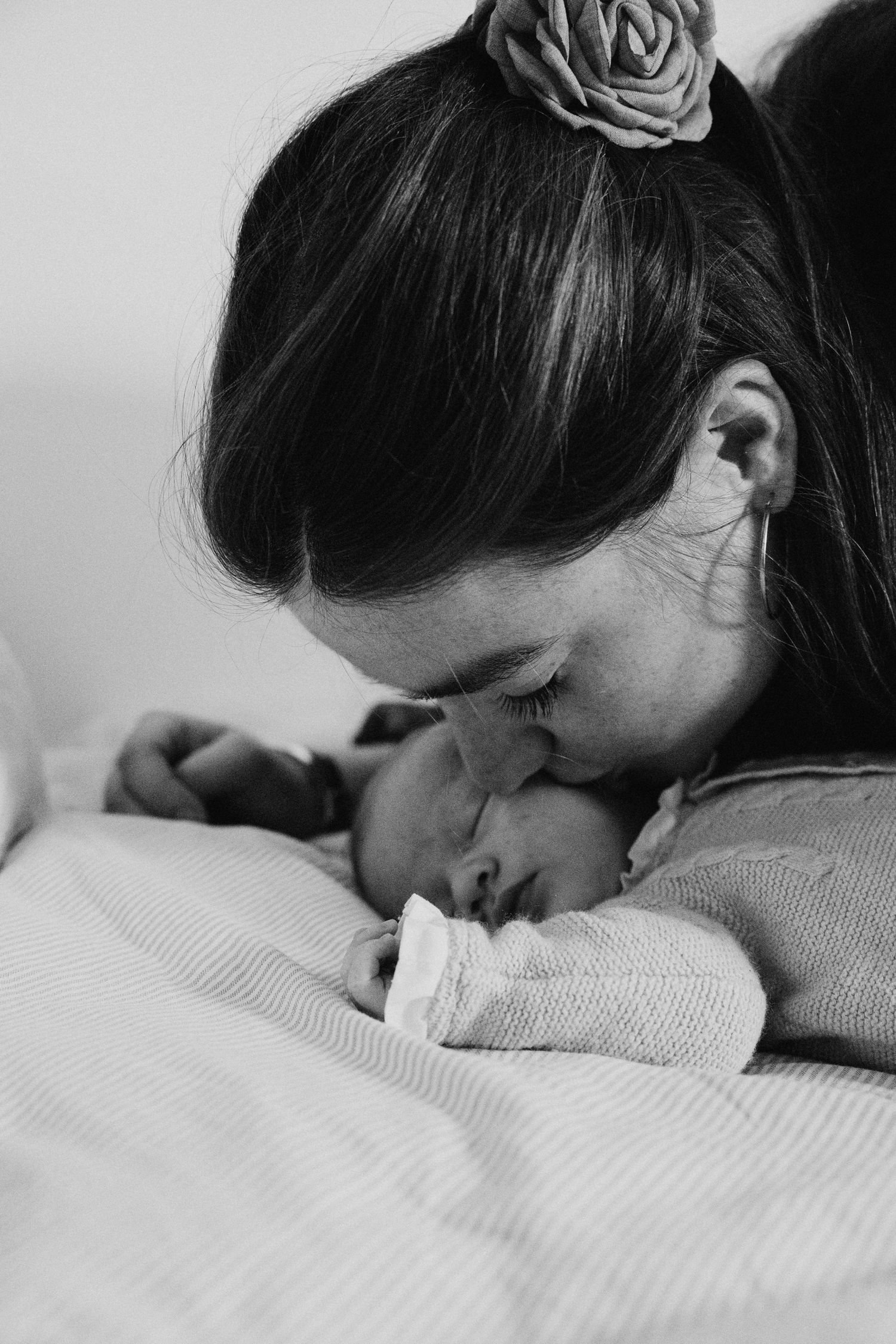 Mère embrassant son nouveau-né, noir et blanc