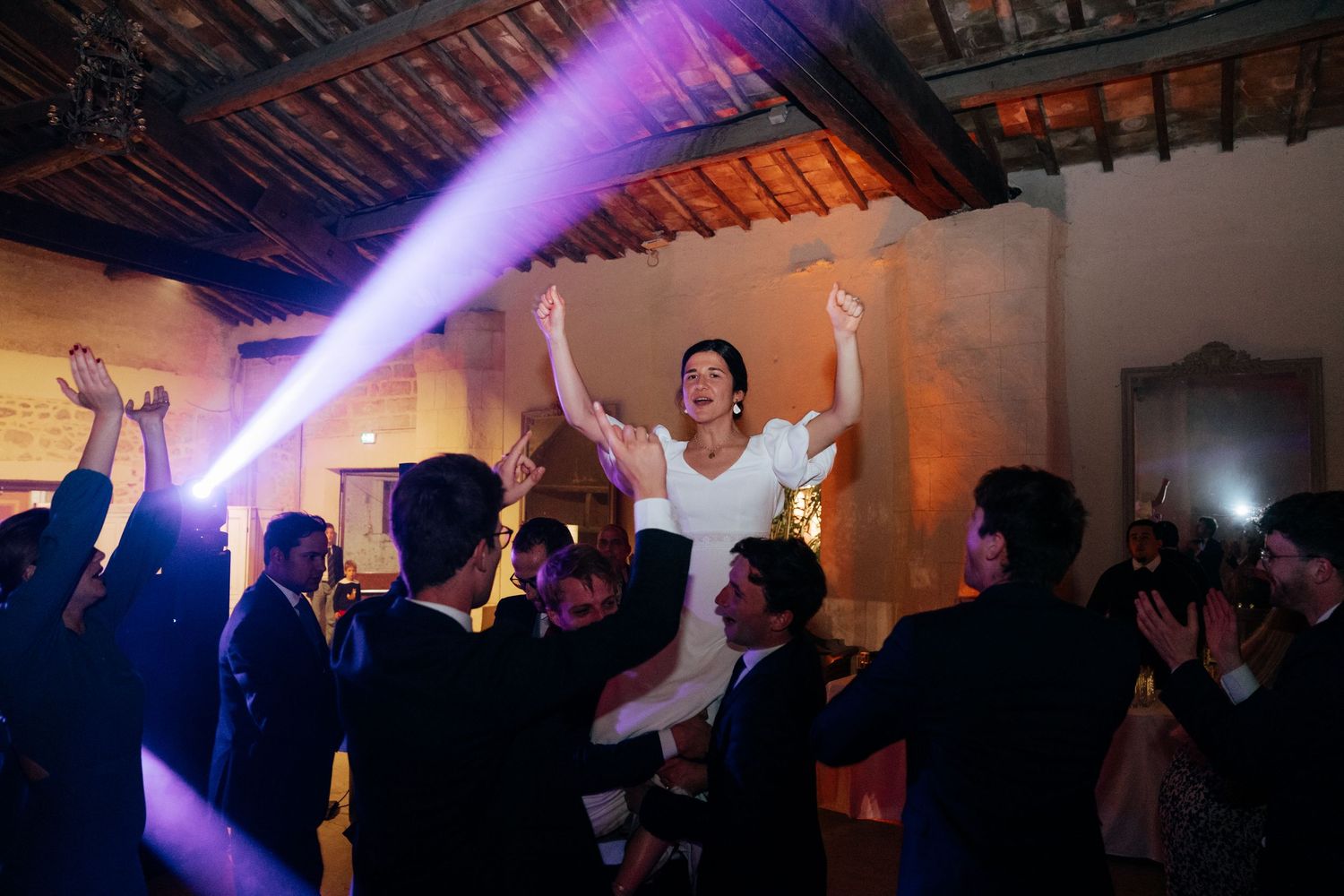 Invités dansant en soirée, mariage près de Montpellier
