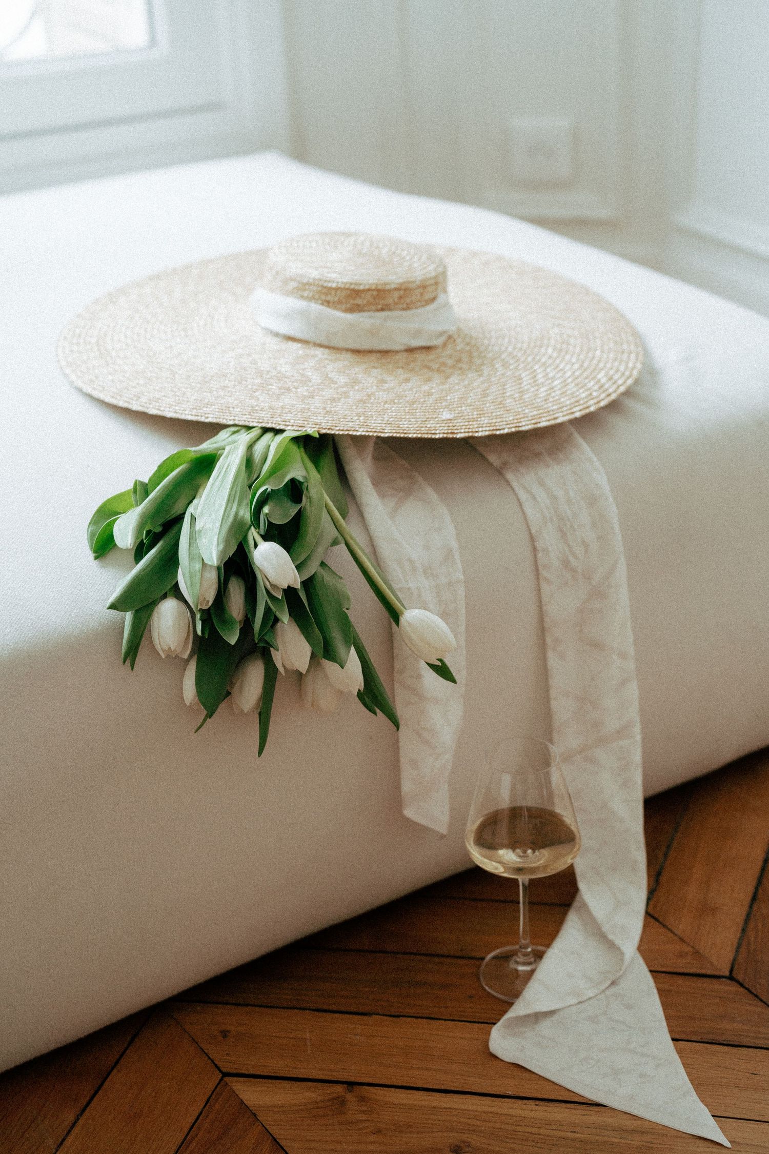 Chapeau et fleurs posés sur un lit
