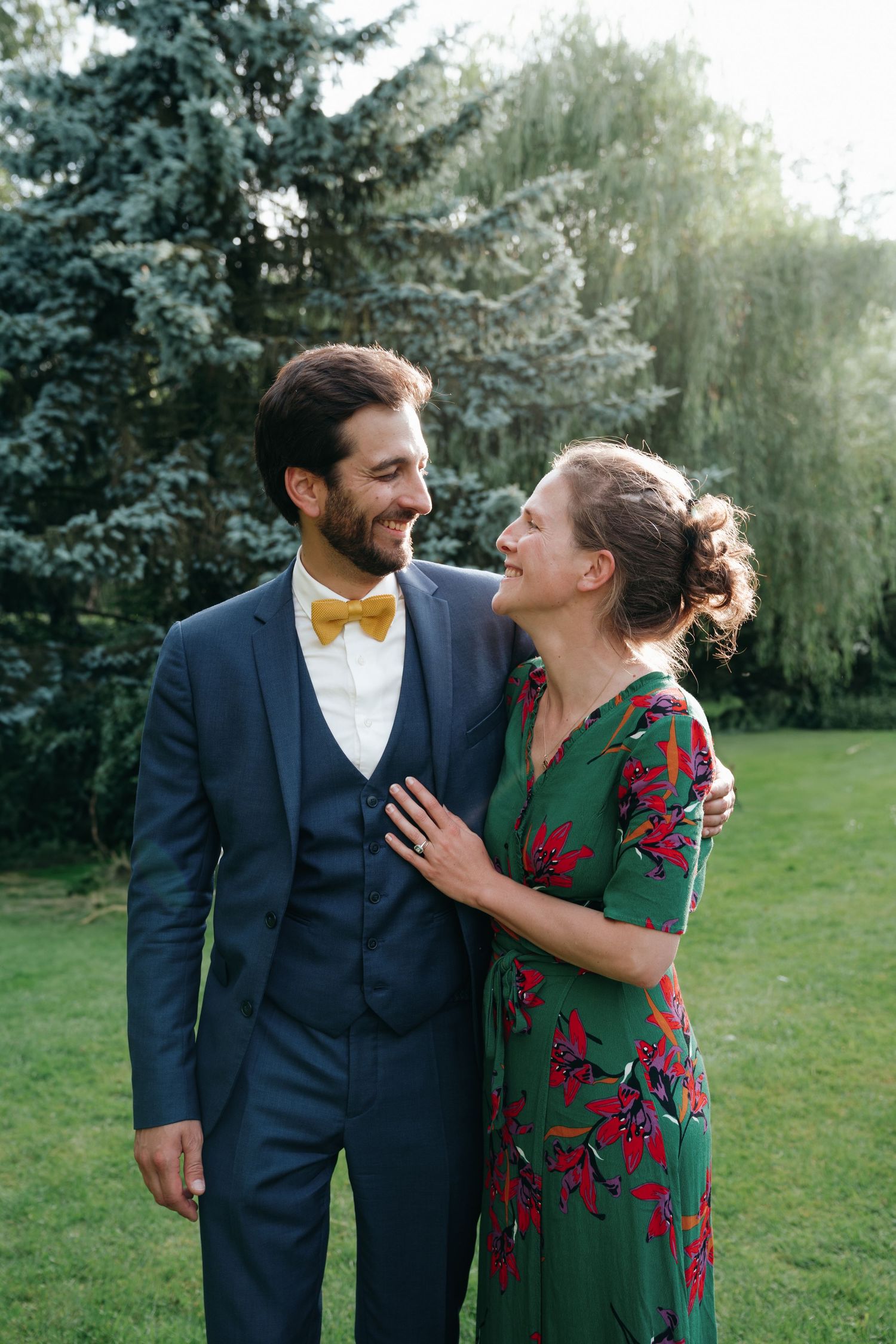 Invités complices dans le jardin
