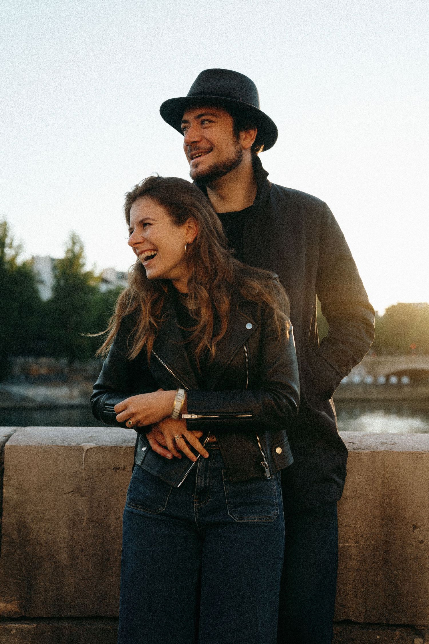 Couple posant sur un pont au bord de l'eau Paris