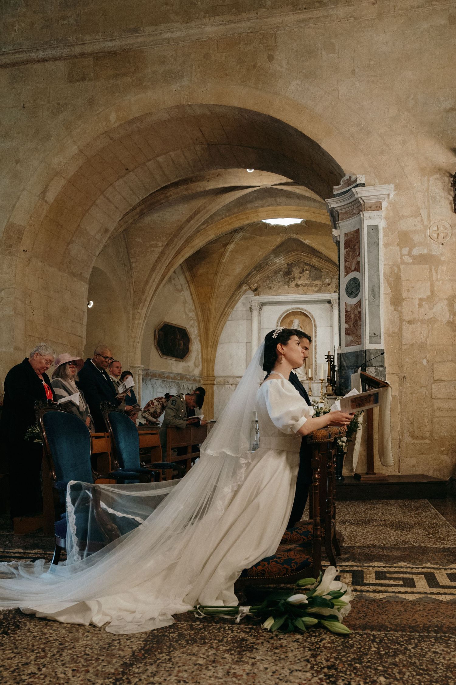 Mariée dans l'allée de l'église, mariage à Arles