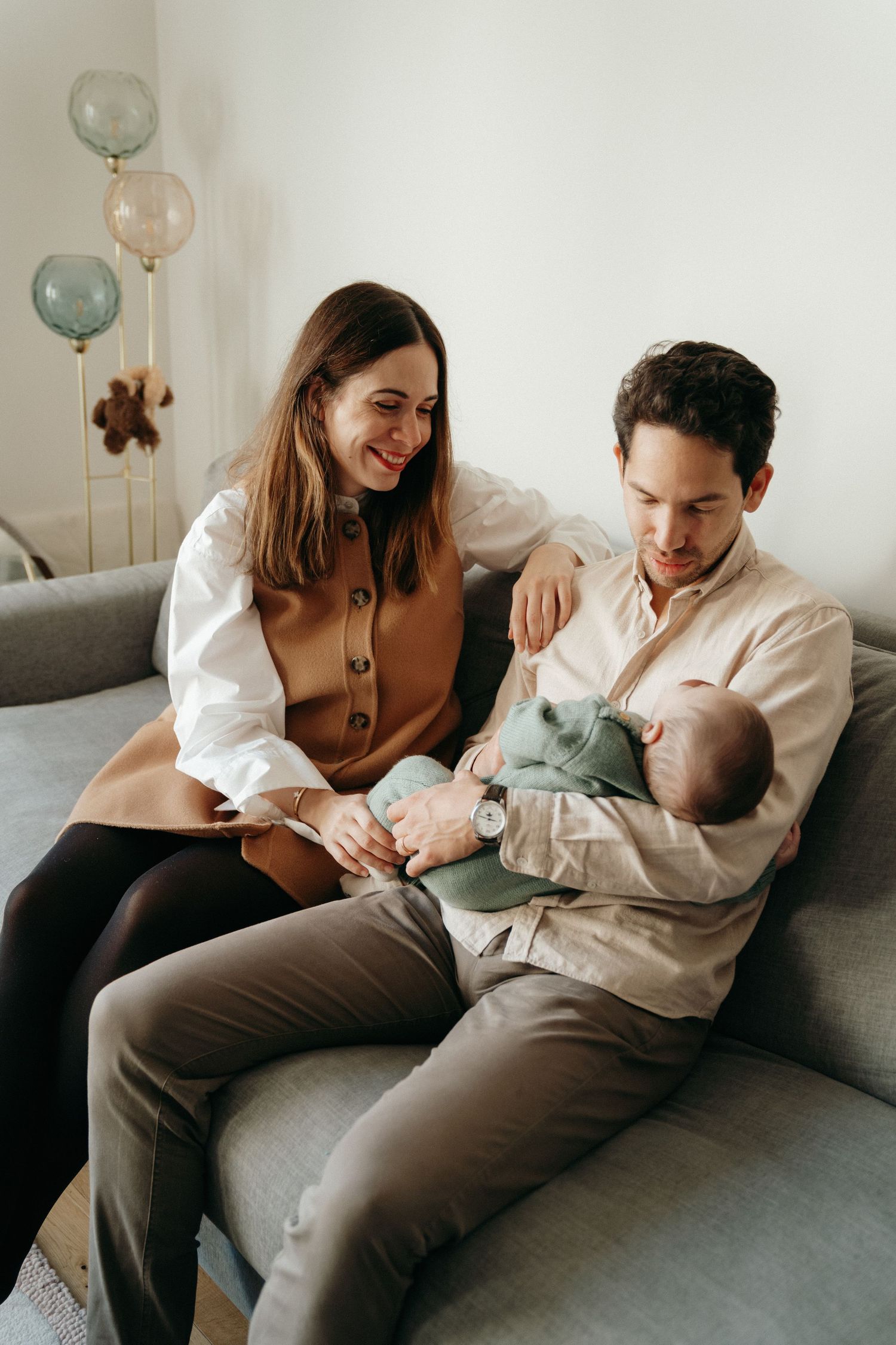 Jeunes parents avec leur nouveau-né, décor de naissance
