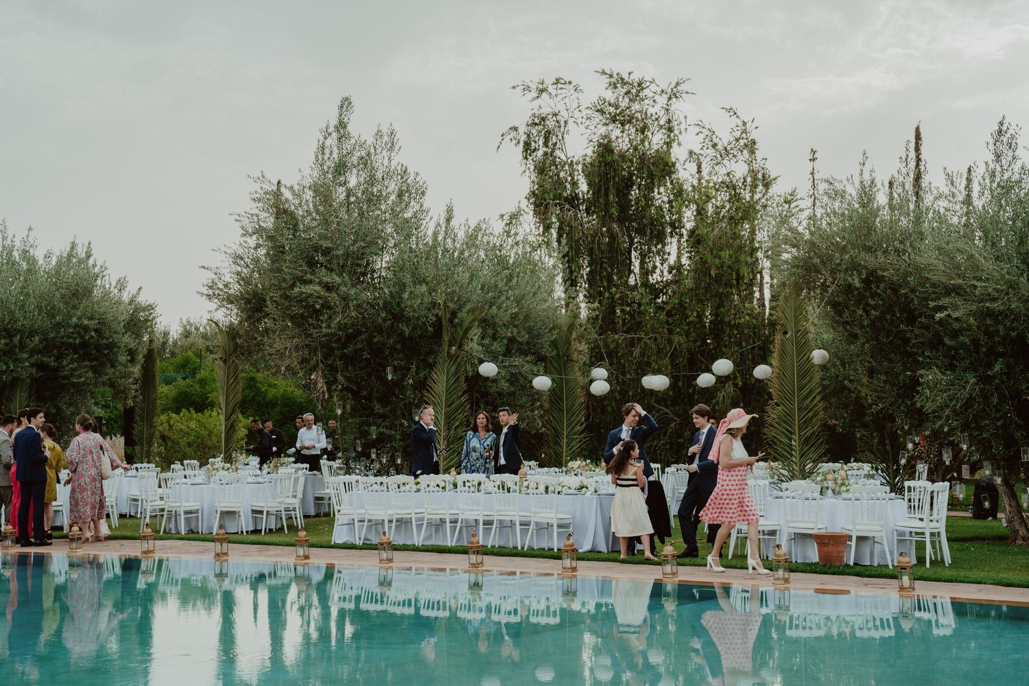 Cocktail au bord de la piscine, mariage au Maroc