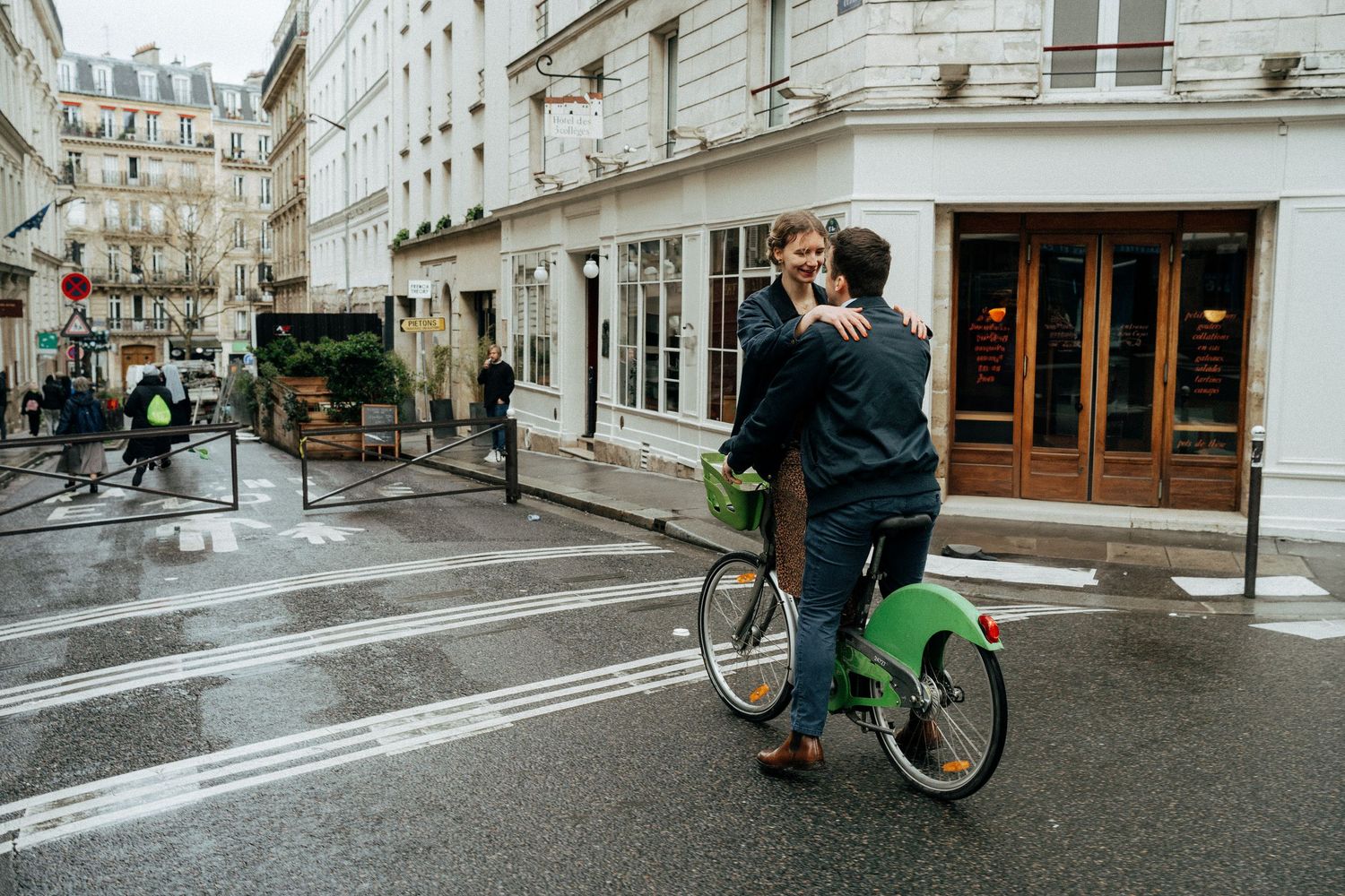 Couple à vélo dans une rue
