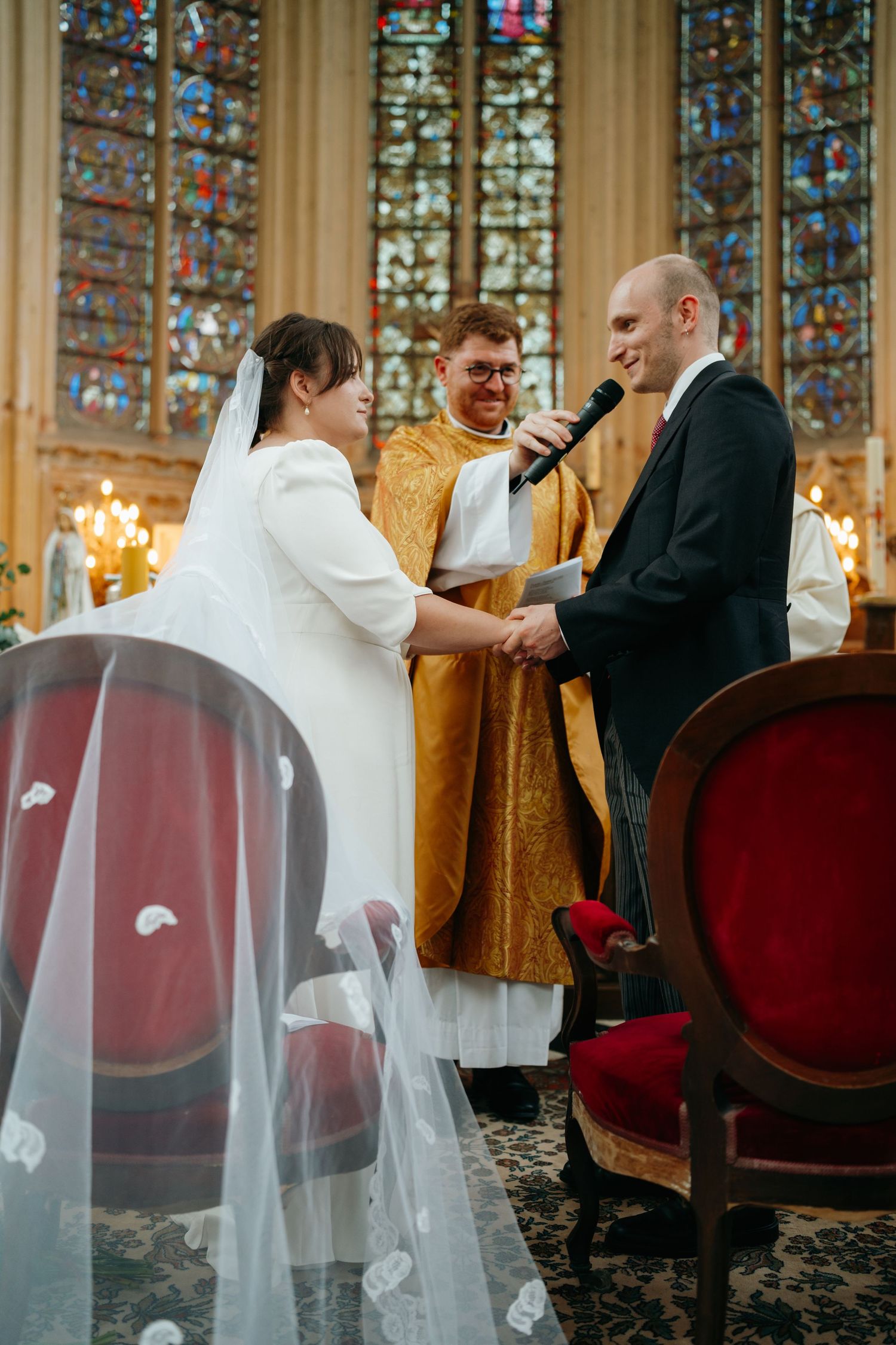 Mariés échangeant leurs vœux à l'église