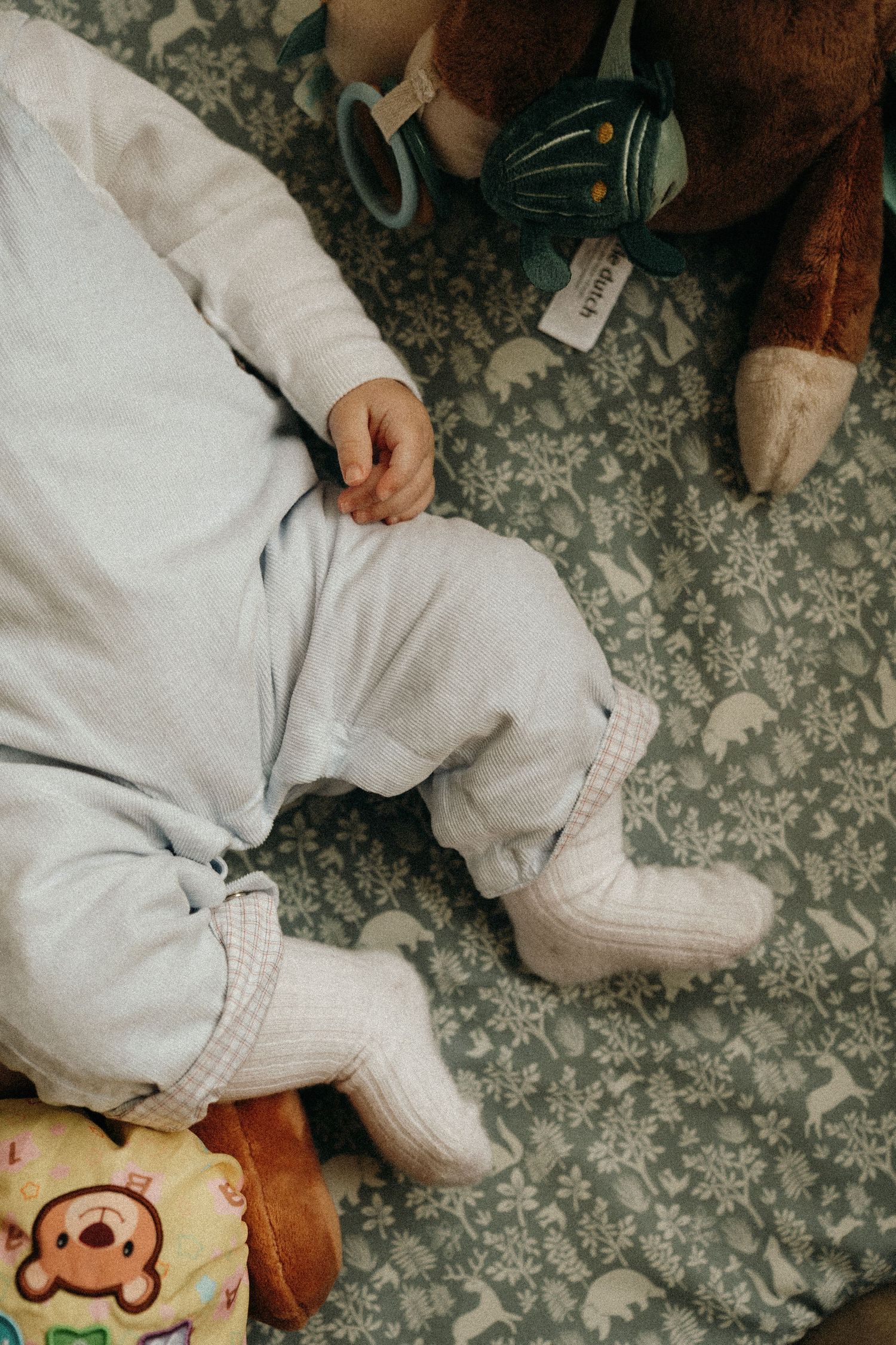 Famille assise en extérieur avec bébé