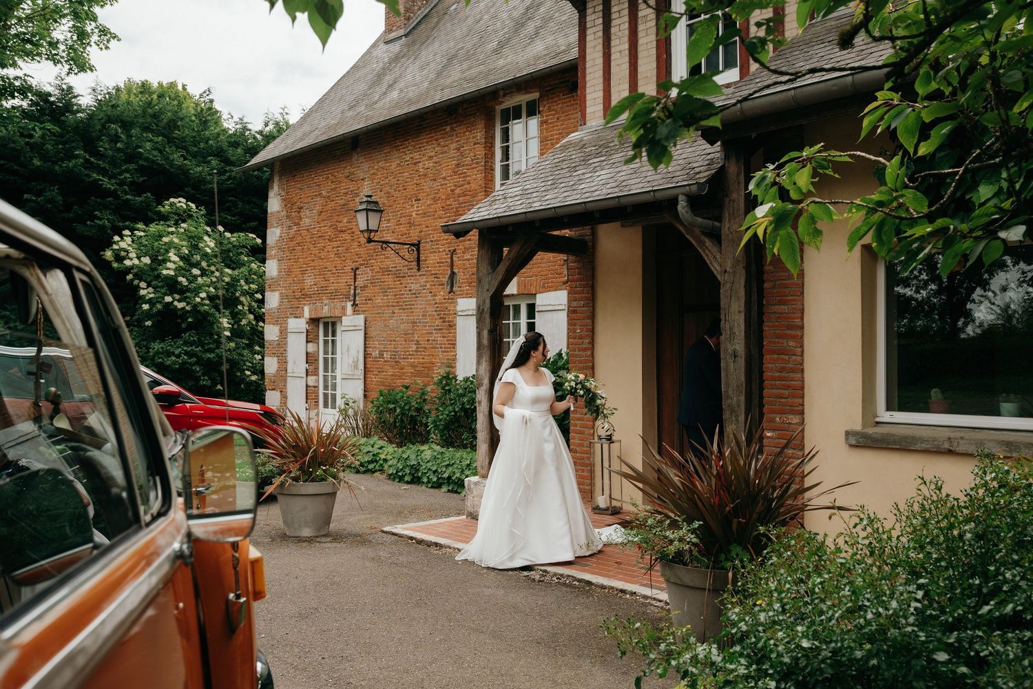 Mariée devant le manoir, voiture ancienne manoir de corny