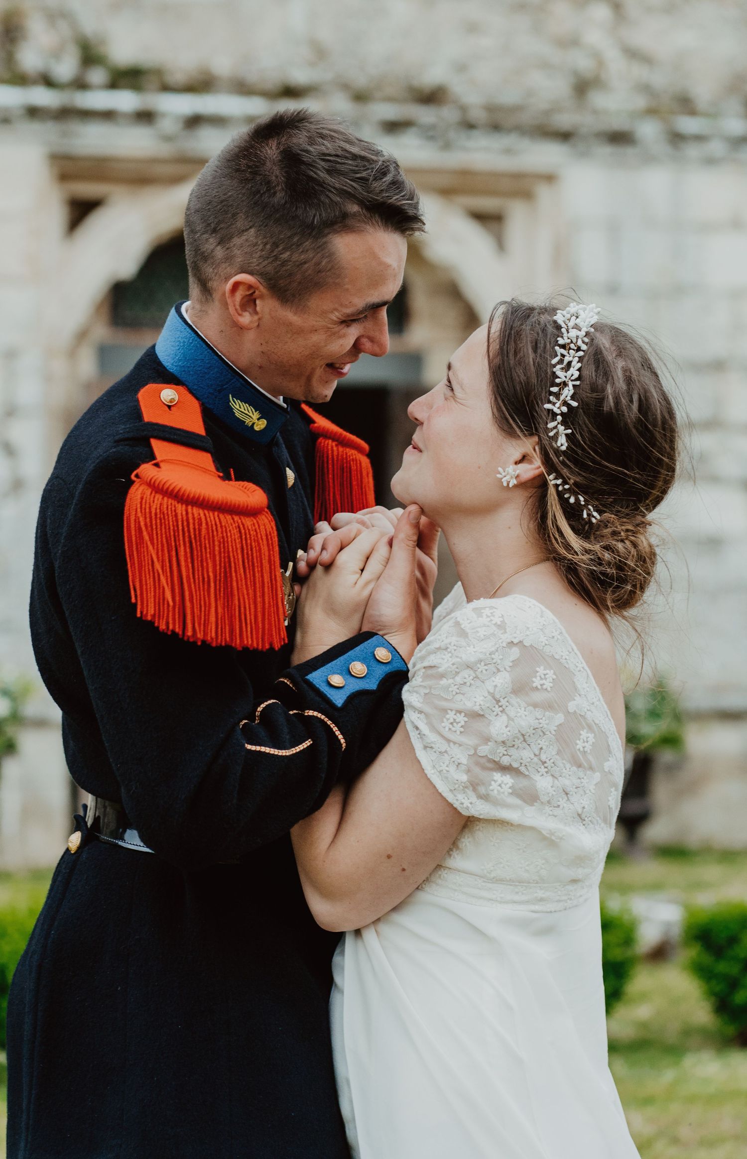 Mariés en tenue militaire, moment tendre