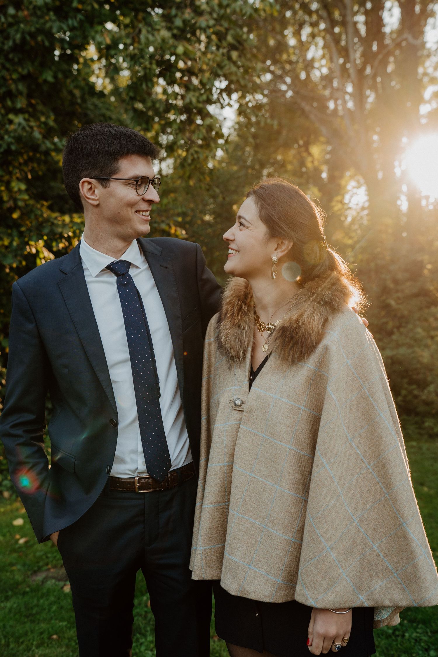Couple d'invités complices à la lumière dorée du coucher de soleil