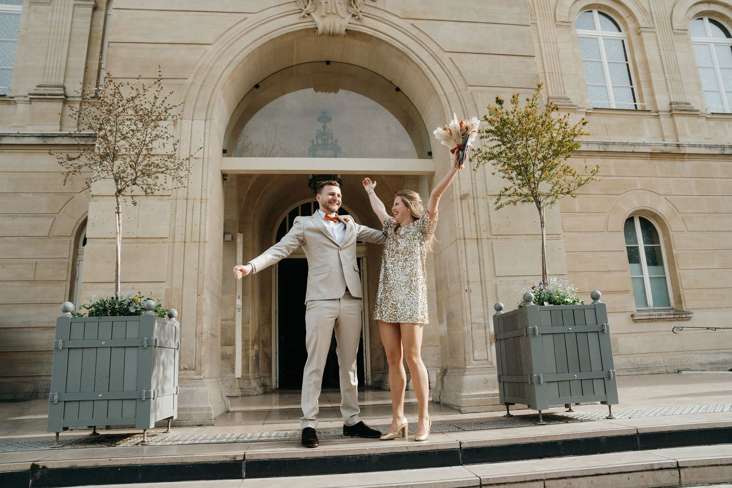 Mariés joyeux devant la mairie