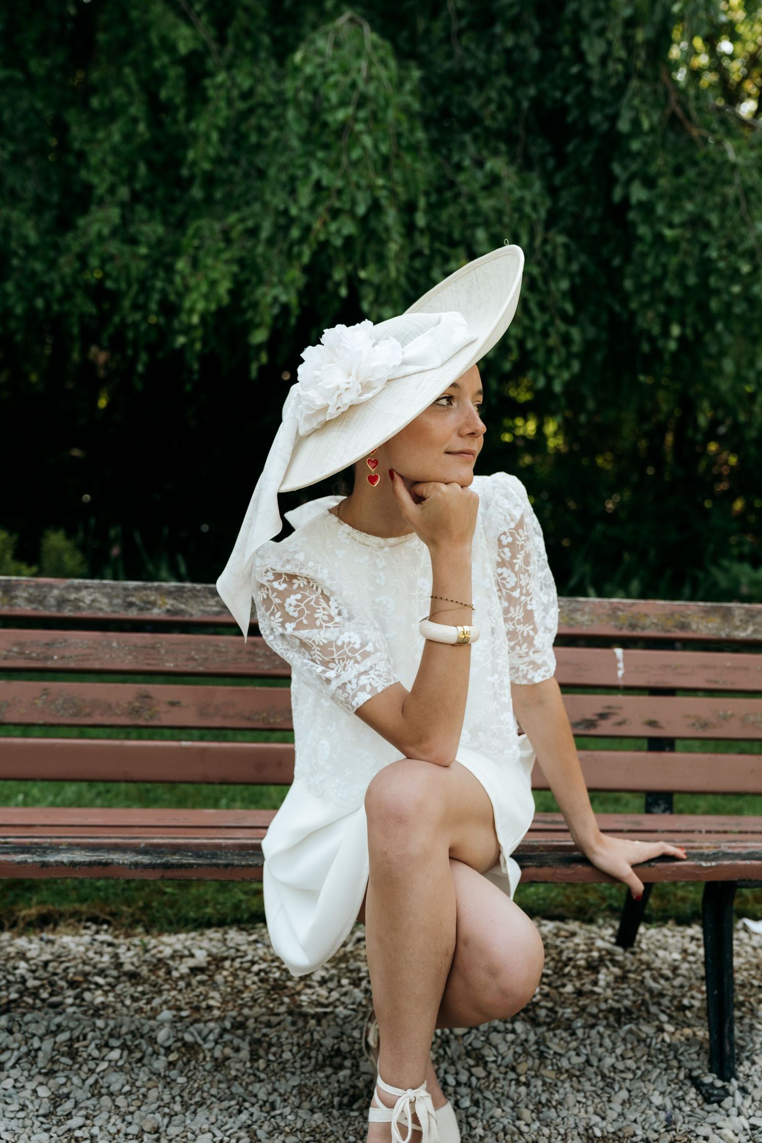 Femme en chapeau assise sur un banc