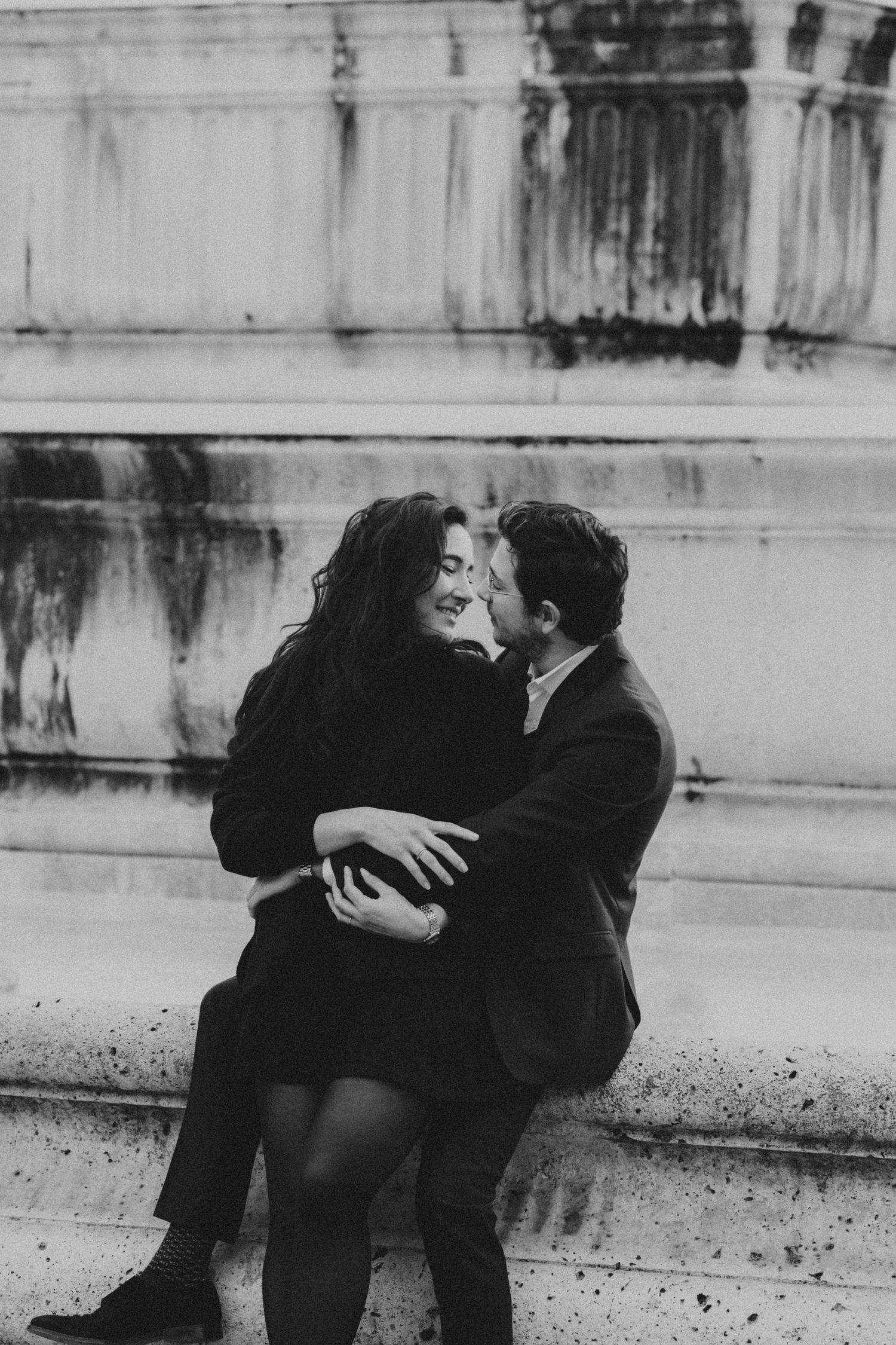 Couple enlacé sur un banc, noir et blanc