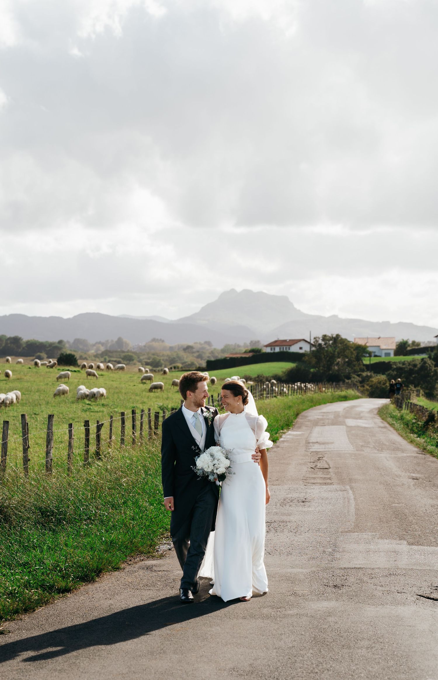 Mariés marchant sur un chemin de campagne, mariage au Pays Basque