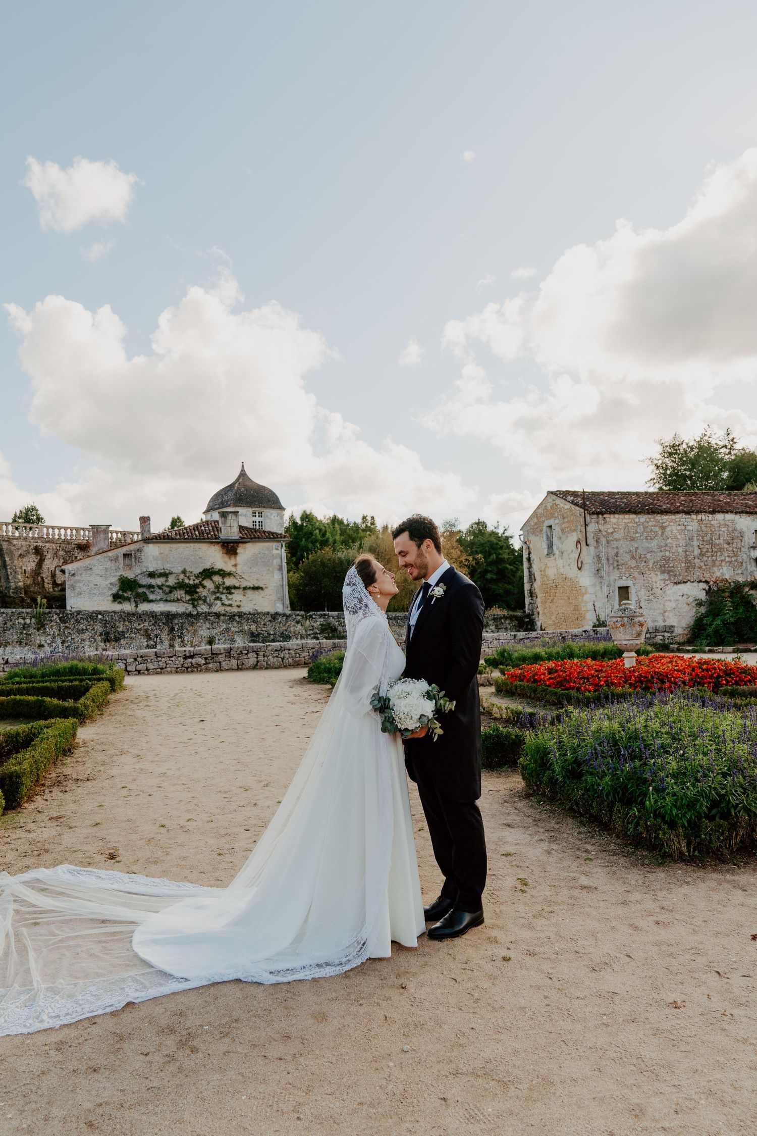 Mariés dans les jardins du château de la Roche-Courbon
