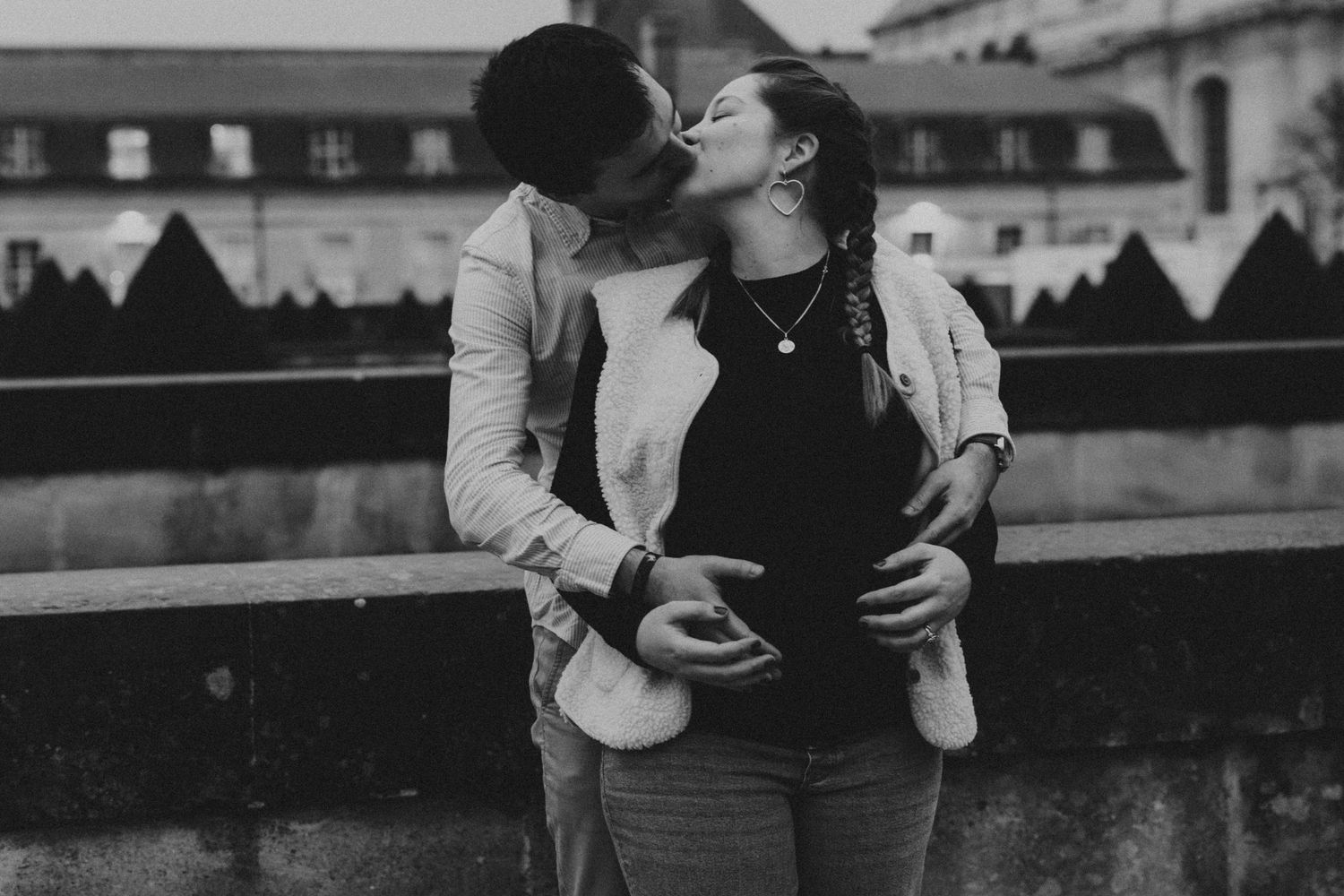 Couple s'embrassant, noir et blanc