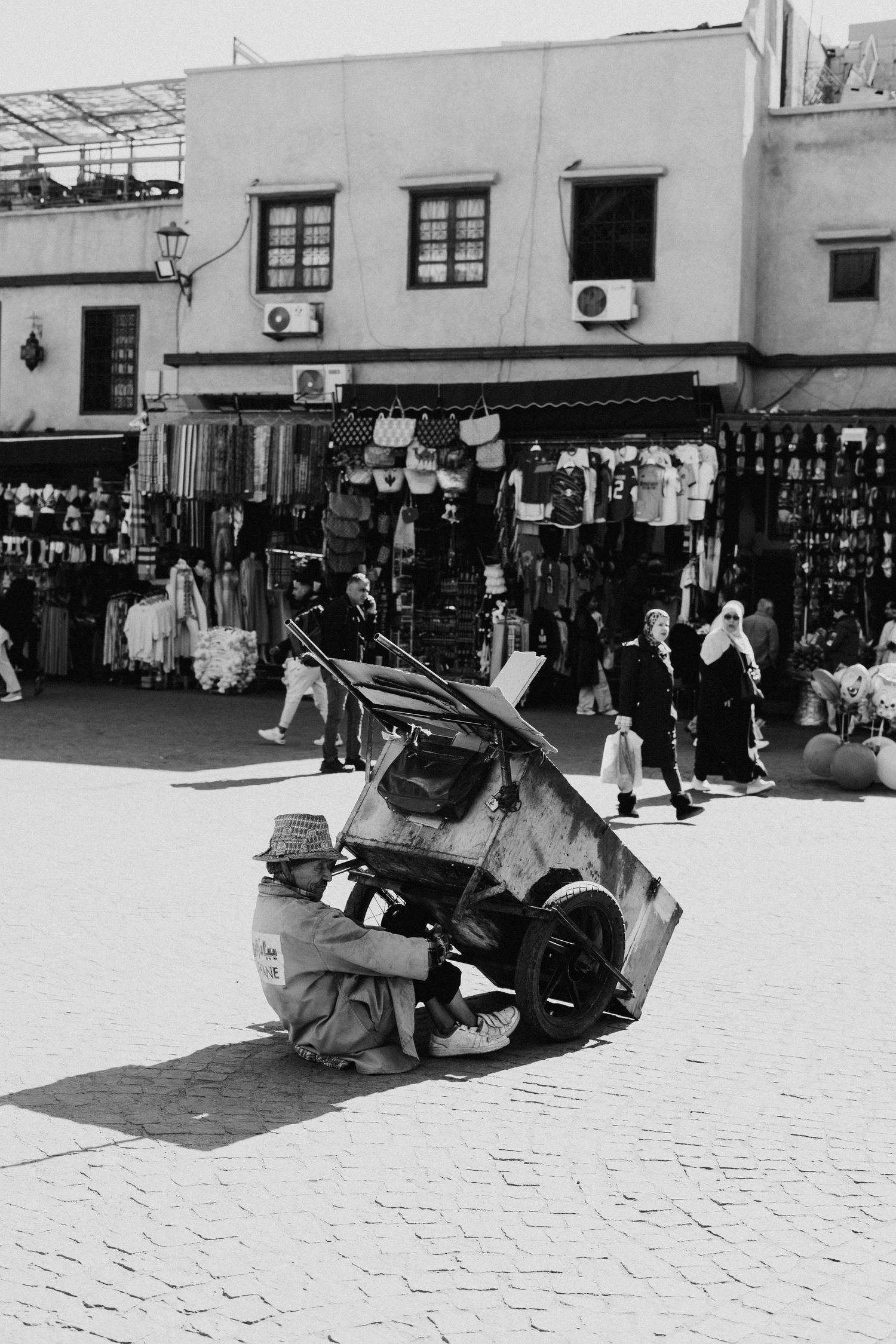 Scène de marché marocain, noir et blanc