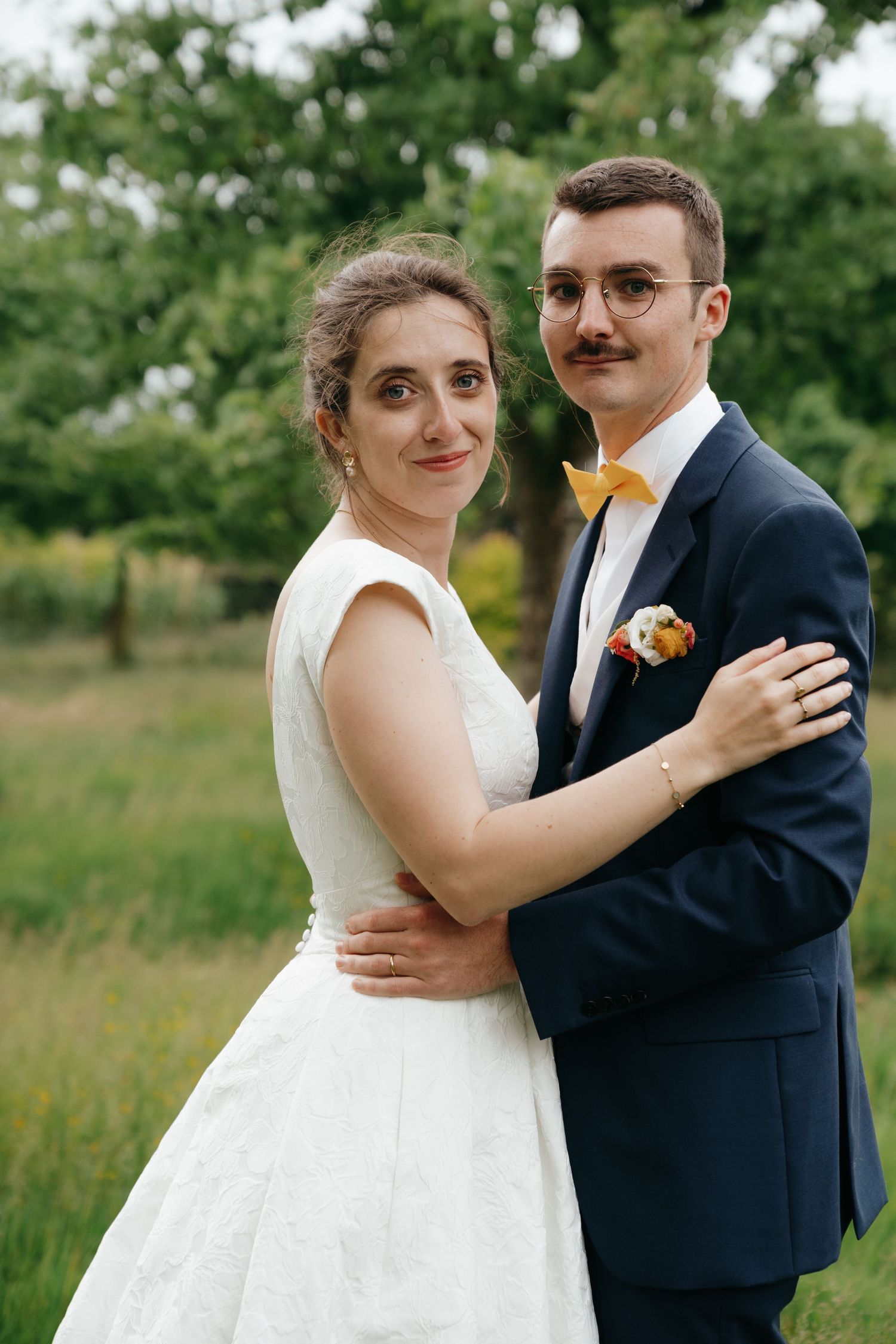 Portrait des mariés Claire et Pierre-Louis en extérieur, complicité et sourire