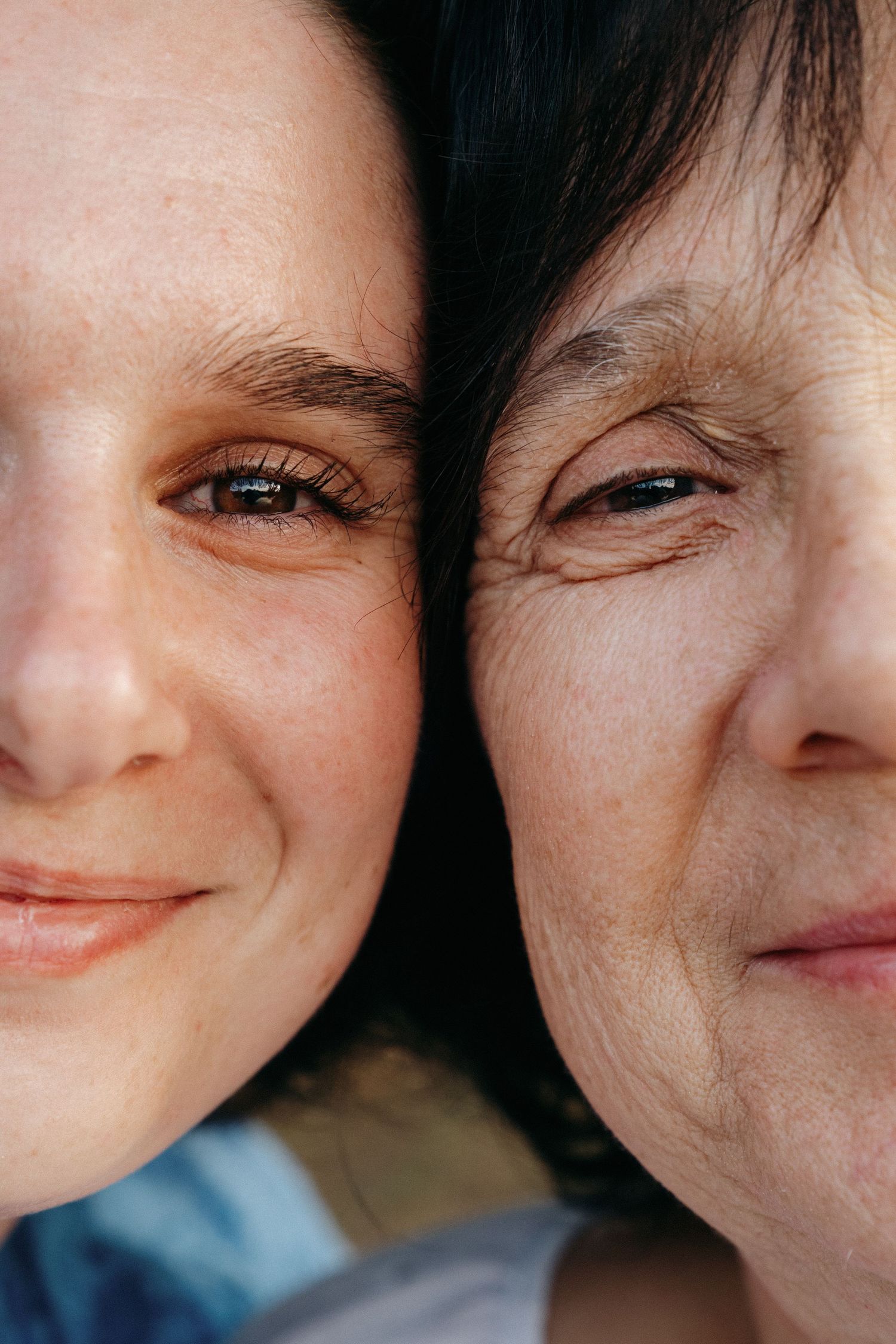 Portrait complice mère et fille, joue contre joue