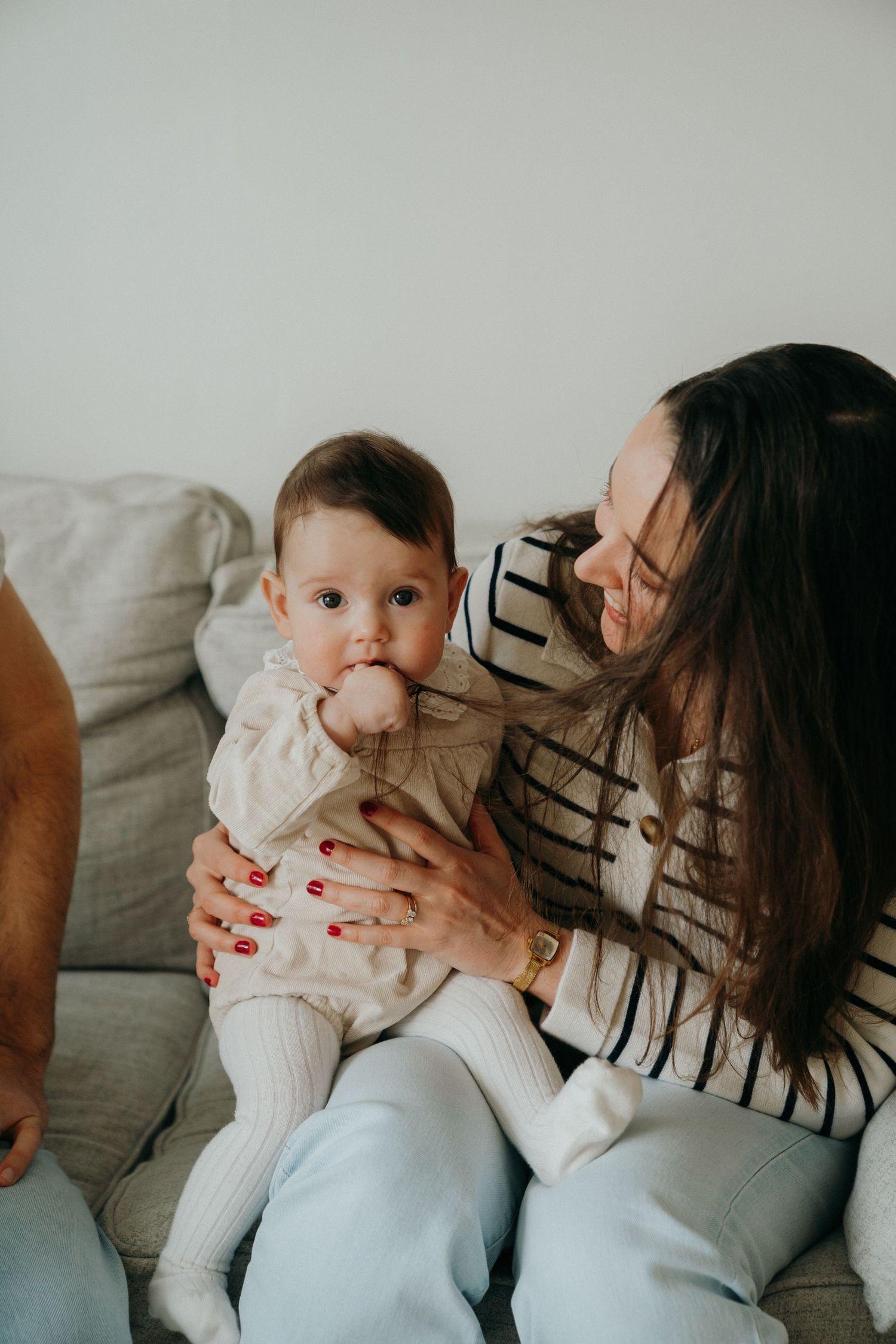 Mère tenant son bébé en souriant, moment tendre