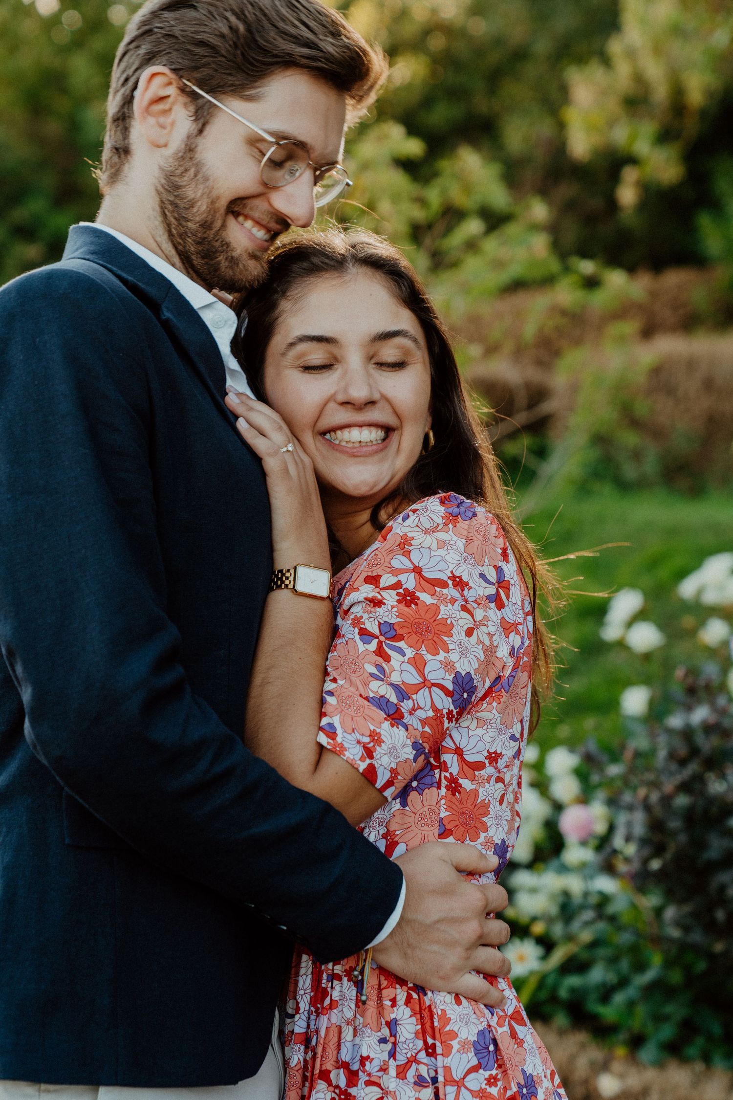 Couple souriant enlacé dans un jardin