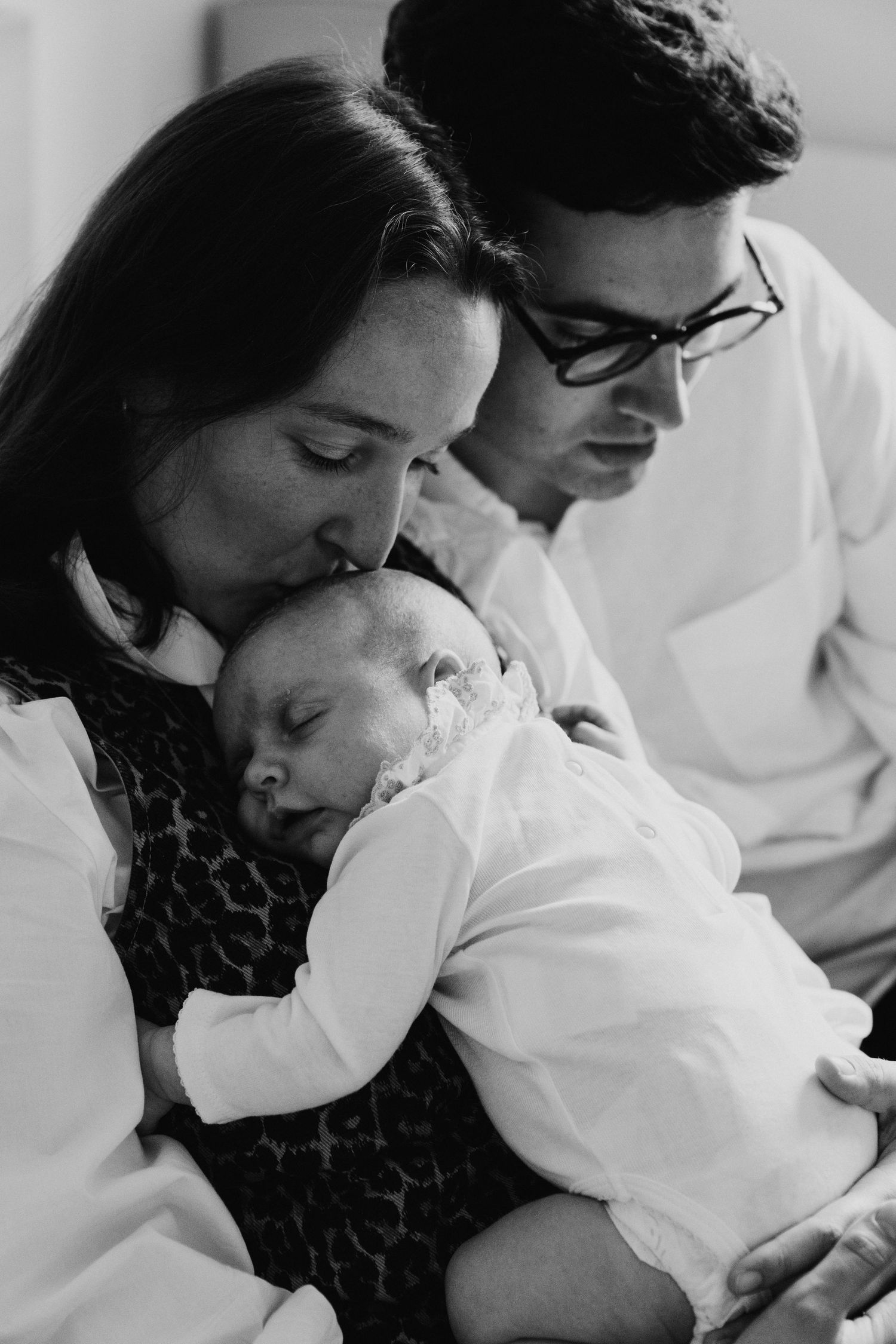 Parents tenant leur nouveau-né, portrait noir et blanc