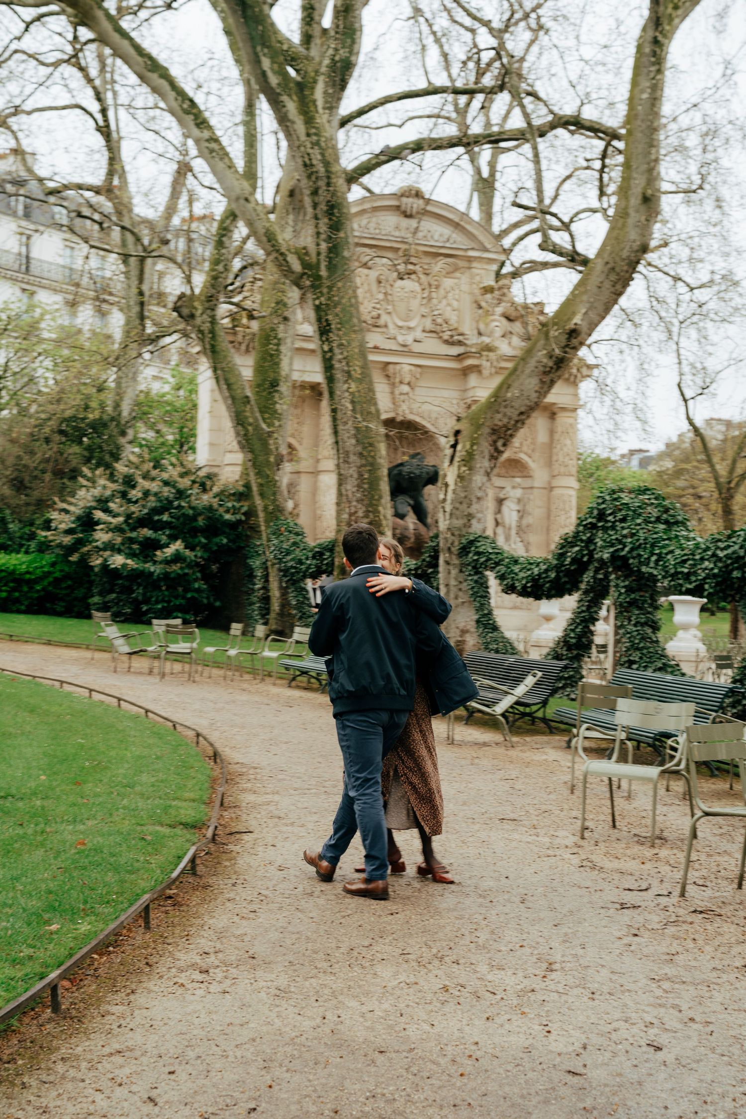 Couple marchant dans un parc jardin du Luxembourg