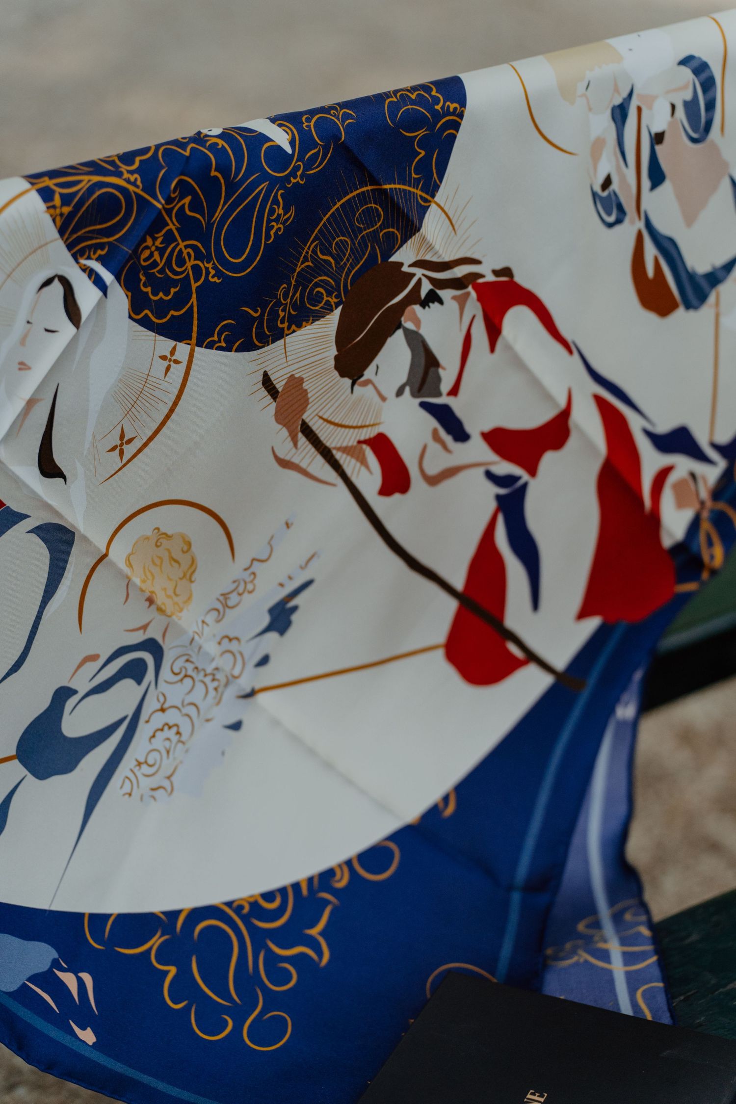 Détail d'un foulard imprimé coloré